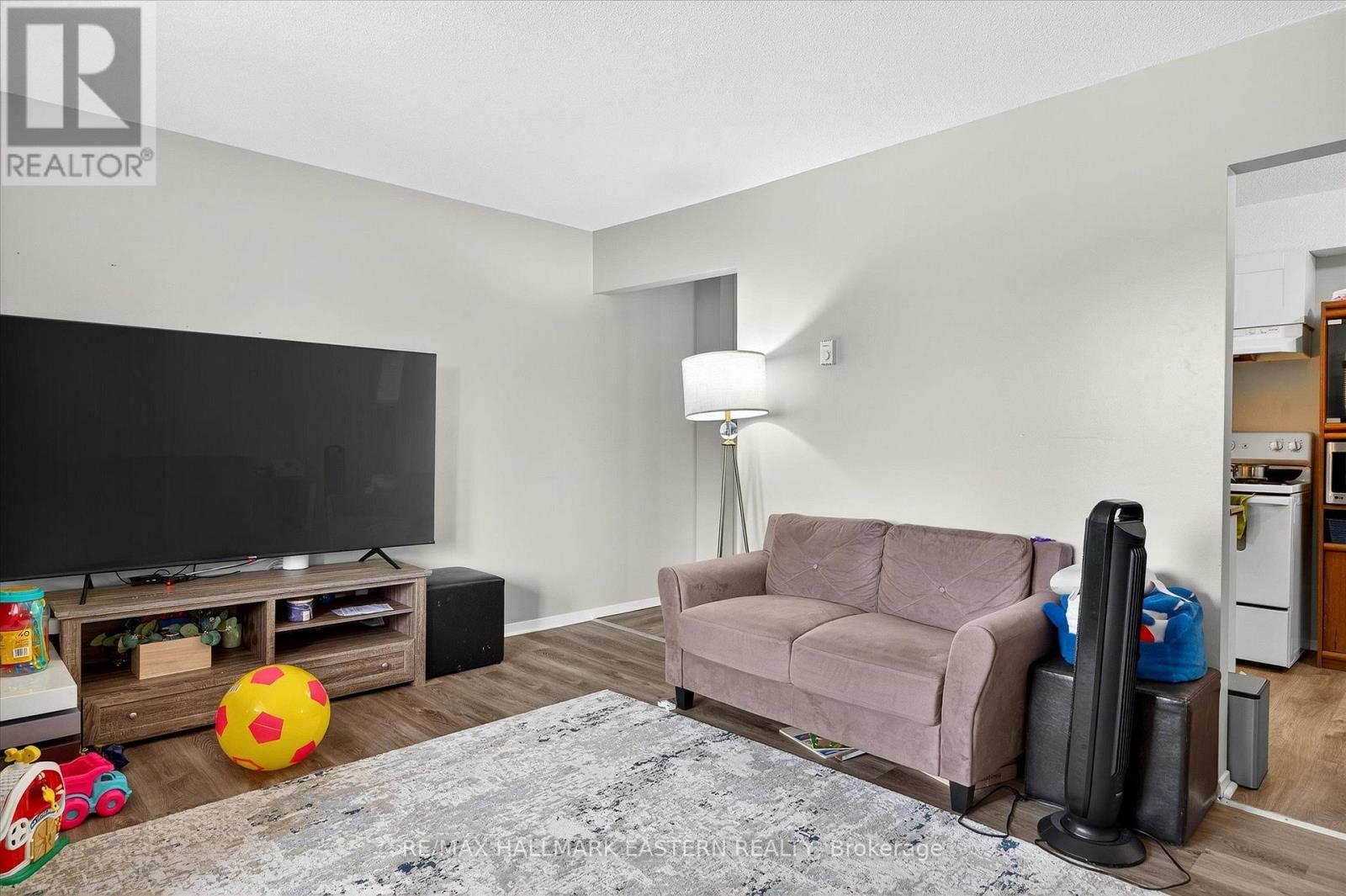 135 Lansdowne Street W, Peterborough (Otonabee Ward 1), ON - Indoor Photo Showing Living Room