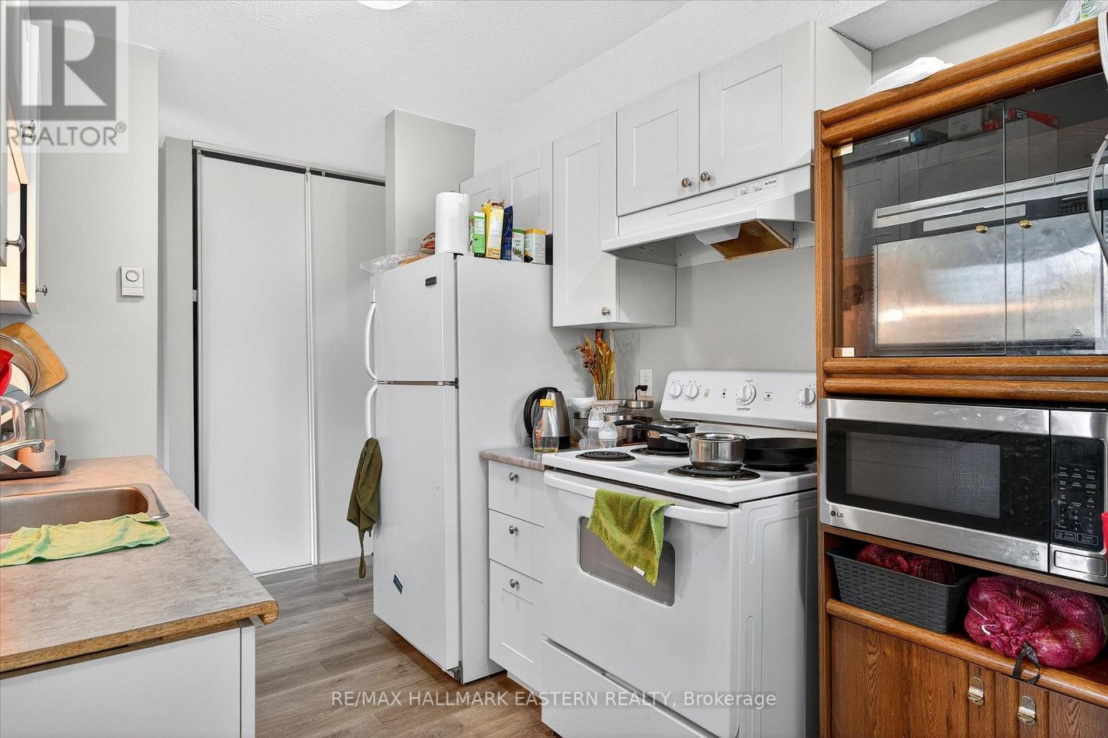 135 Lansdowne Street W, Peterborough (Otonabee Ward 1), ON - Indoor Photo Showing Kitchen