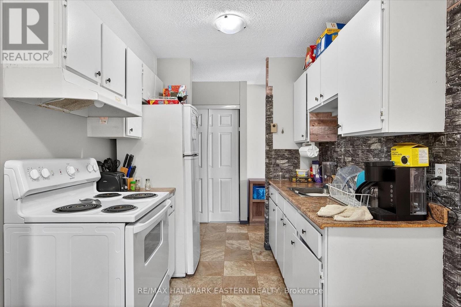 135 Lansdowne Street W, Peterborough (Otonabee Ward 1), ON - Indoor Photo Showing Kitchen