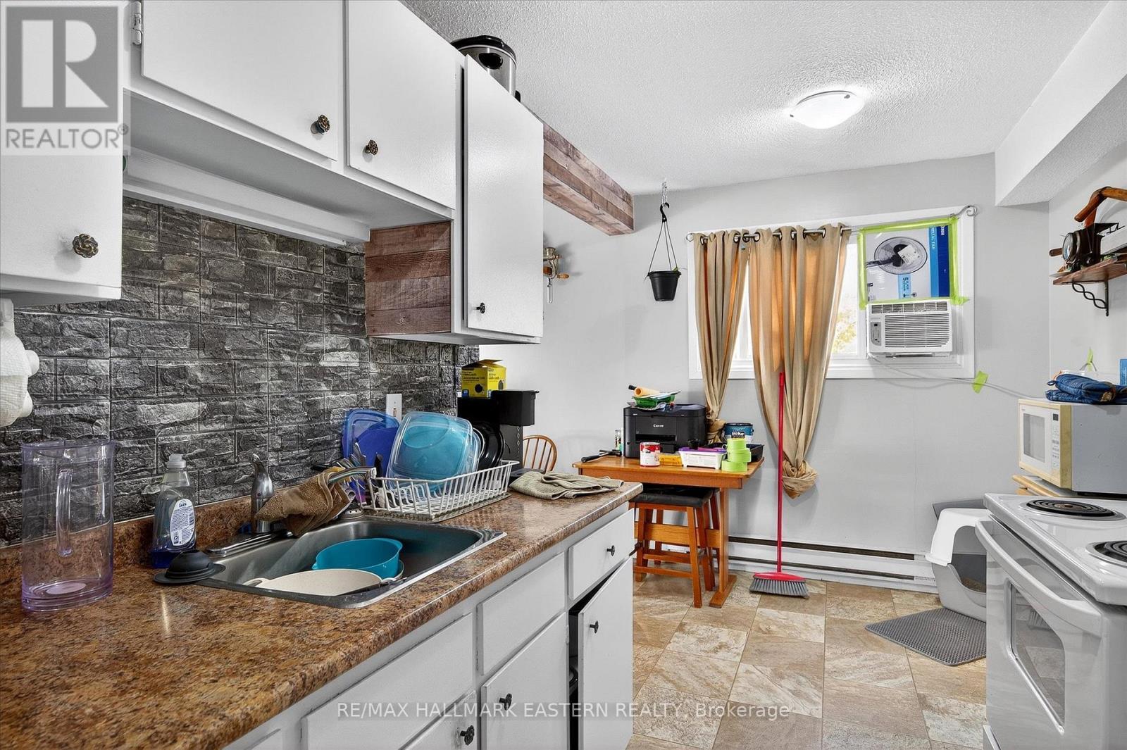 135 Lansdowne Street W, Peterborough (Otonabee Ward 1), ON - Indoor Photo Showing Kitchen