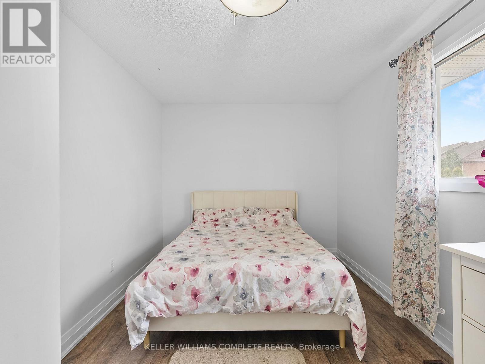 102 Dundee Drive, Haldimand, ON - Indoor Photo Showing Bedroom