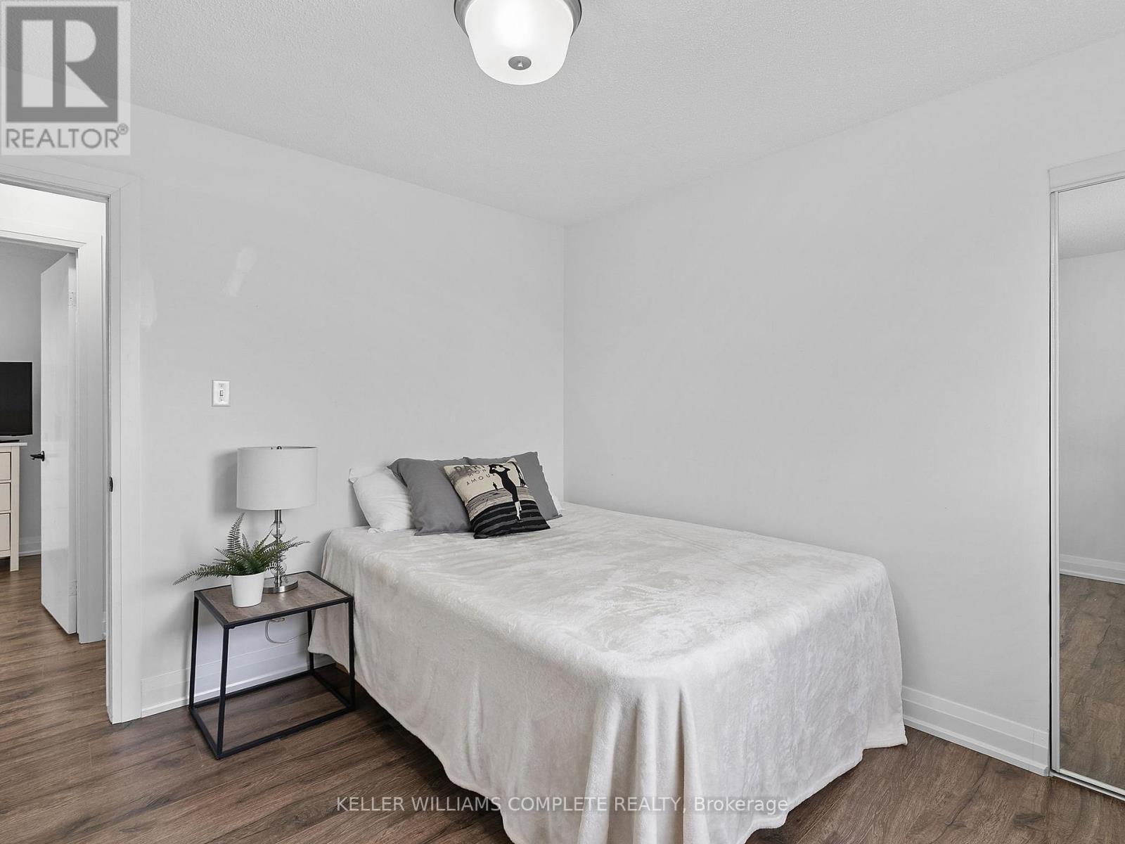 102 Dundee Drive, Haldimand, ON - Indoor Photo Showing Bedroom