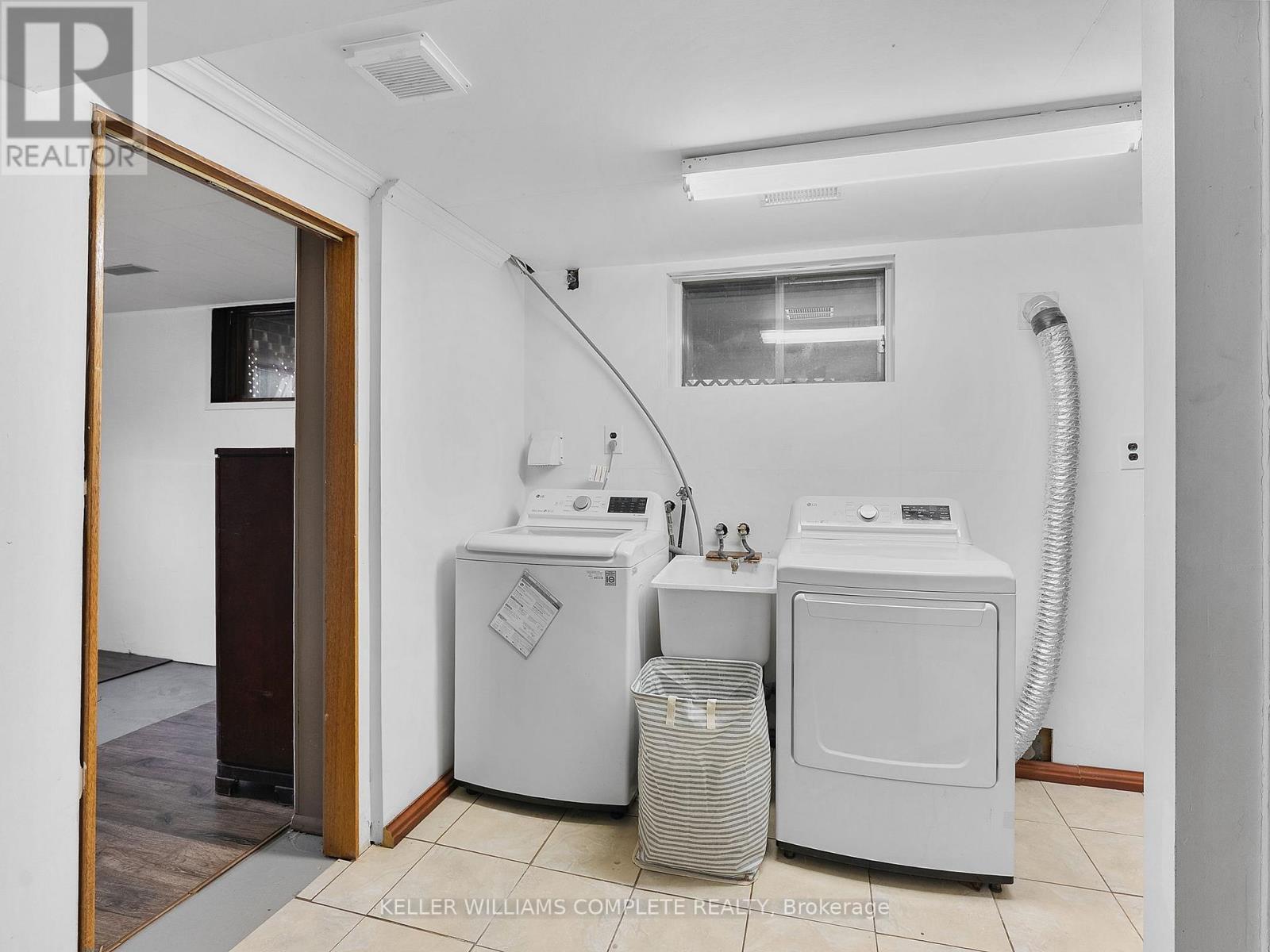 102 Dundee Drive, Haldimand, ON - Indoor Photo Showing Laundry Room