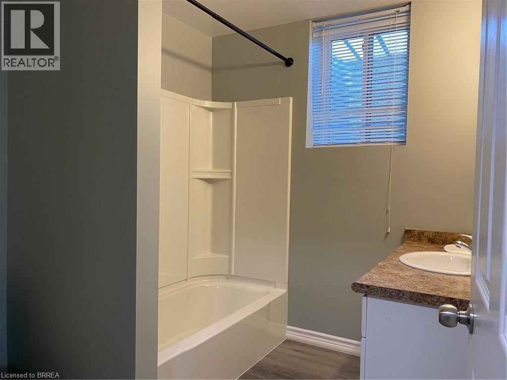 106 Marlborough Street Unit# 1, Brantford, ON - Indoor Photo Showing Bathroom
