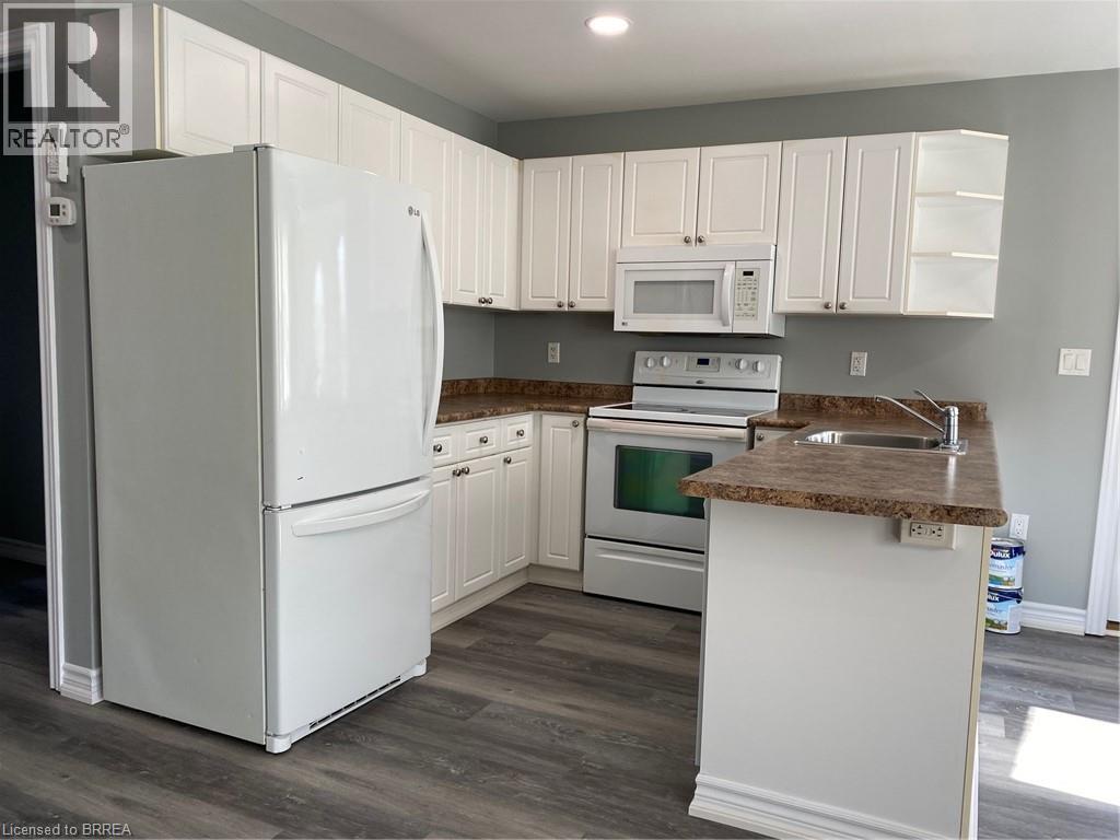 106 Marlborough Street Unit# 1, Brantford, ON - Indoor Photo Showing Kitchen