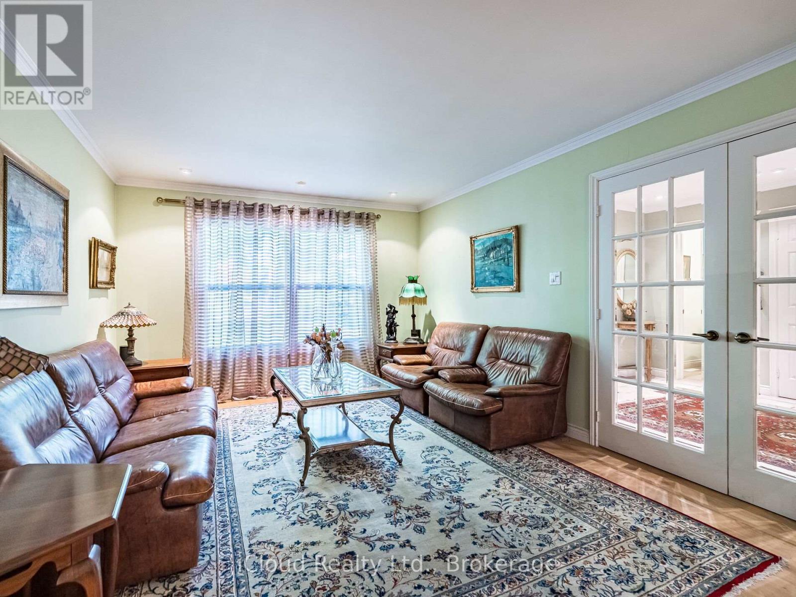 1529 Ballyclare Drive, Mississauga, ON - Indoor Photo Showing Living Room
