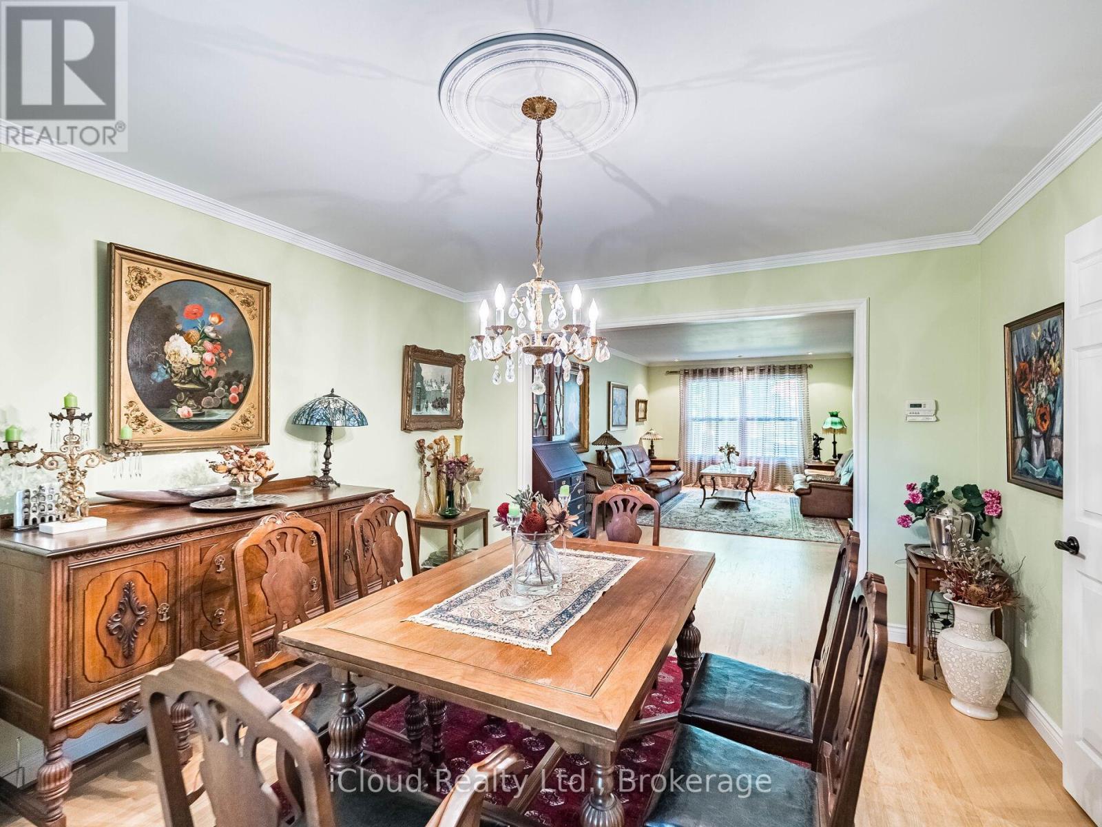 1529 Ballyclare Drive, Mississauga, ON - Indoor Photo Showing Dining Room