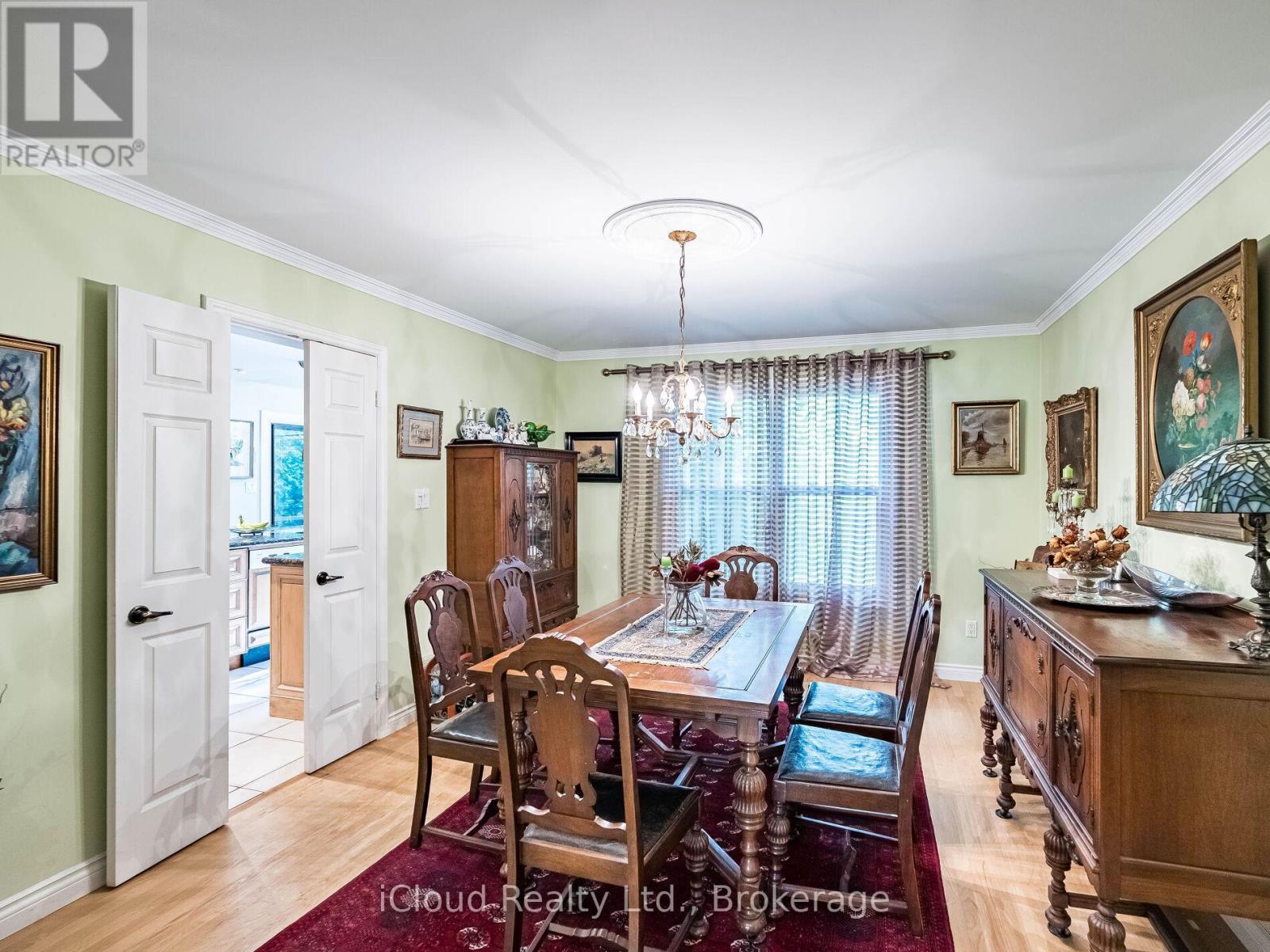 1529 Ballyclare Drive, Mississauga, ON - Indoor Photo Showing Dining Room
