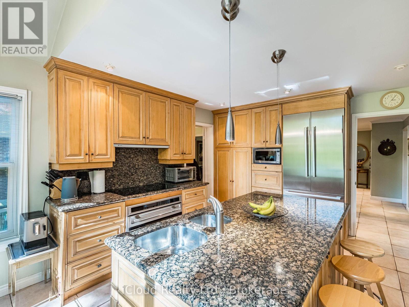 1529 Ballyclare Drive, Mississauga, ON - Indoor Photo Showing Kitchen With Double Sink With Upgraded Kitchen