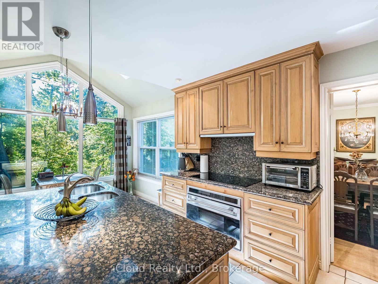 1529 Ballyclare Drive, Mississauga, ON - Indoor Photo Showing Kitchen