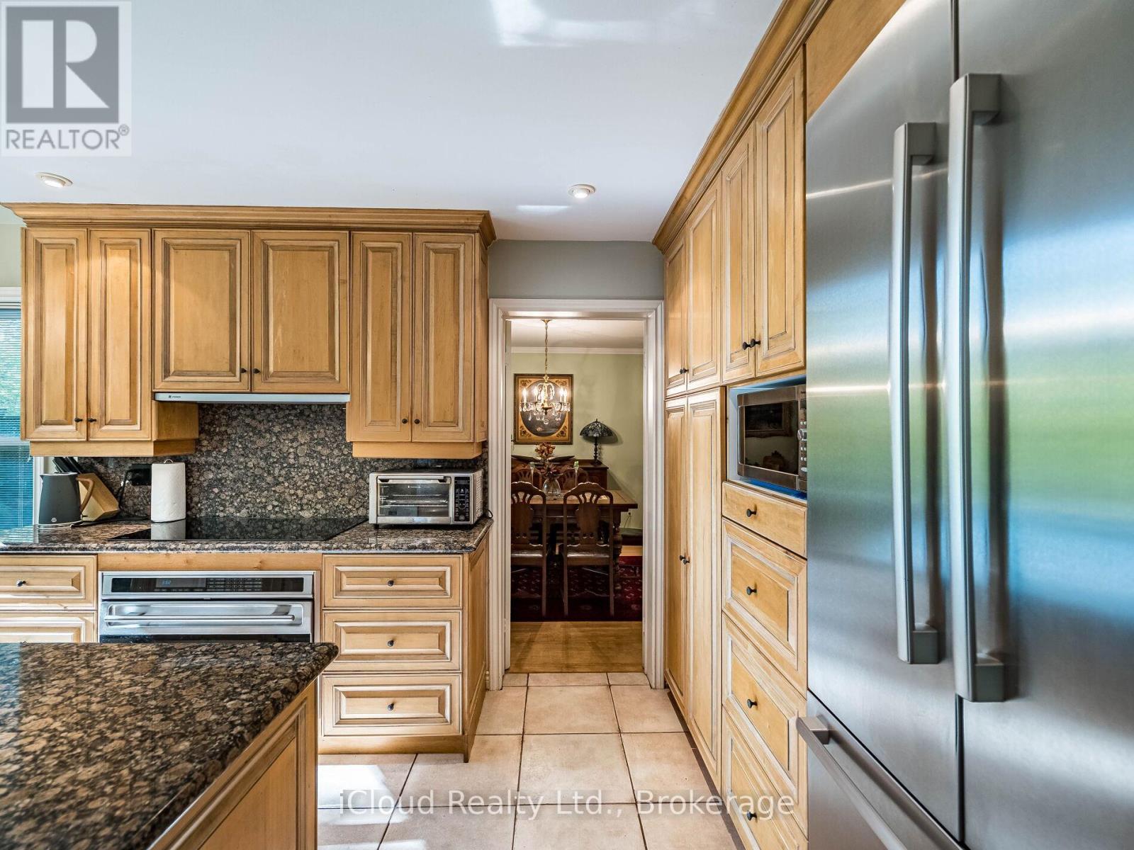 1529 Ballyclare Drive, Mississauga, ON - Indoor Photo Showing Kitchen