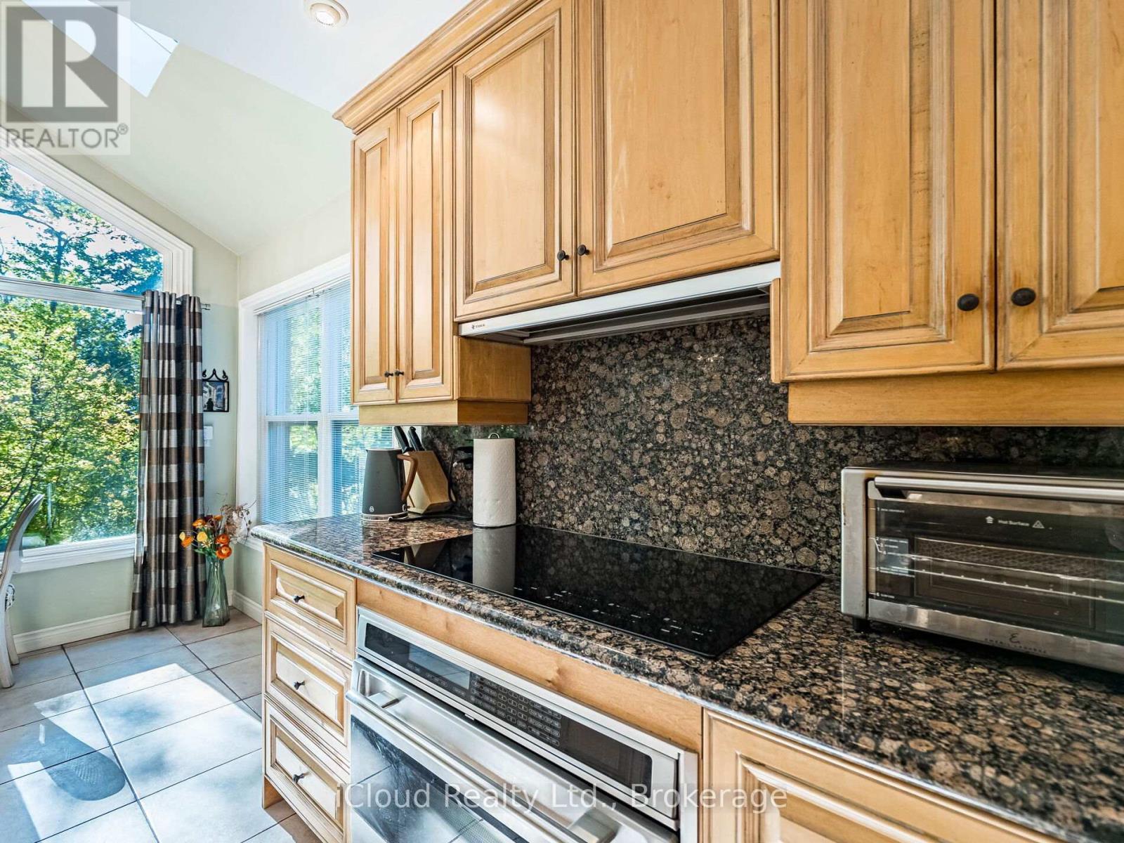1529 Ballyclare Drive, Mississauga, ON - Indoor Photo Showing Kitchen