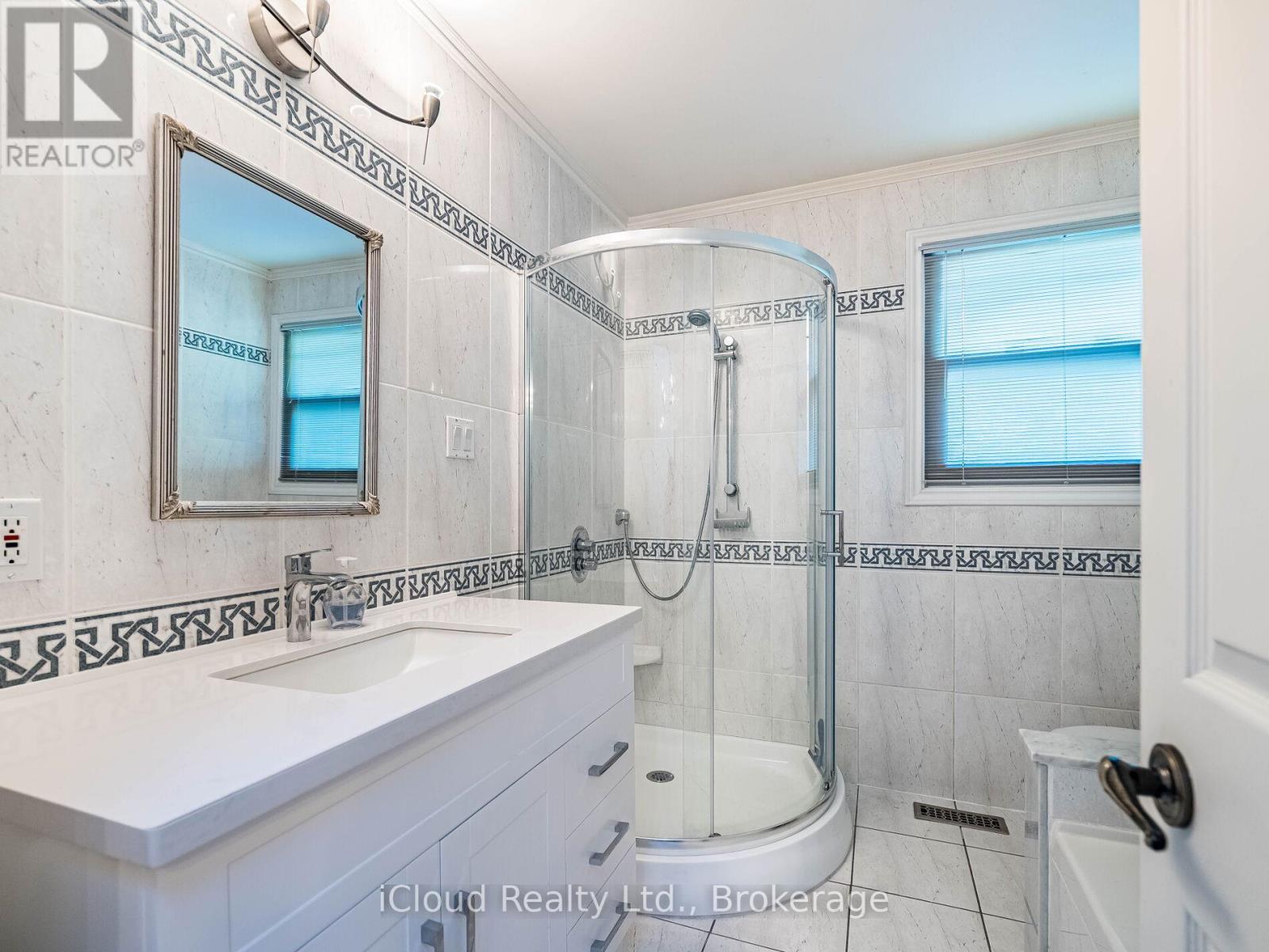 1529 Ballyclare Drive, Mississauga, ON - Indoor Photo Showing Bathroom