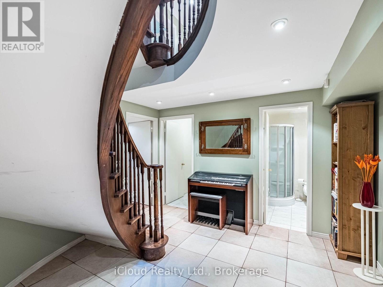 1529 Ballyclare Drive, Mississauga, ON - Indoor Photo Showing Other Room