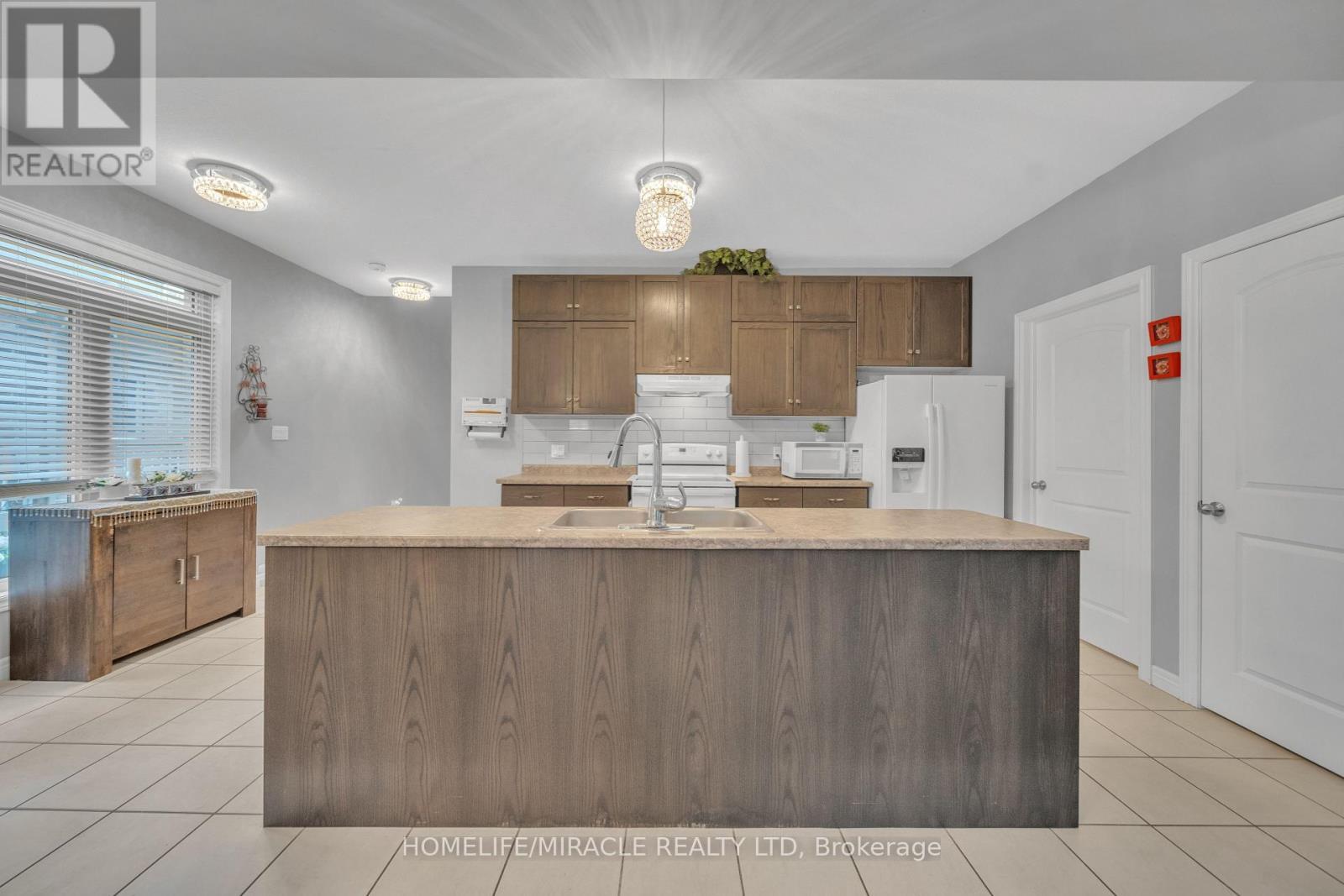 79 Elmbank Trail, Kitchener, ON - Indoor Photo Showing Kitchen