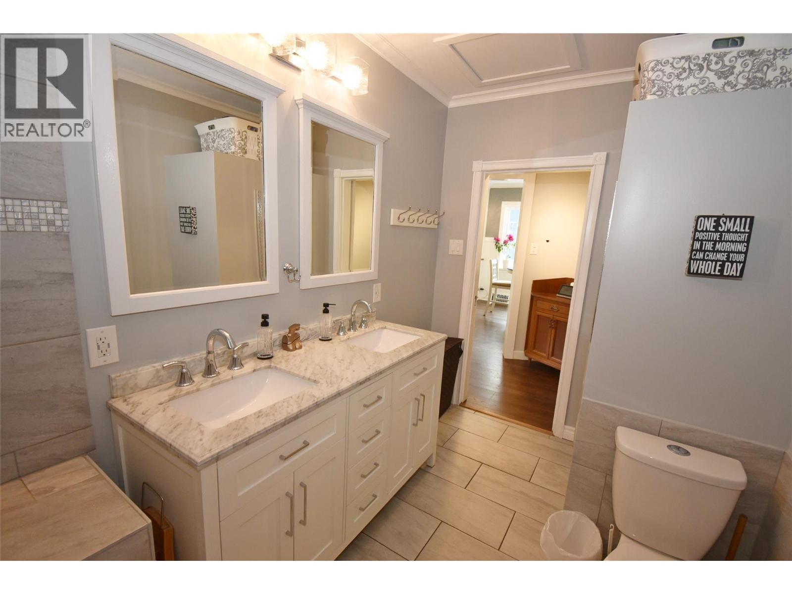3930 26 Street, Vernon, BC - Indoor Photo Showing Bathroom