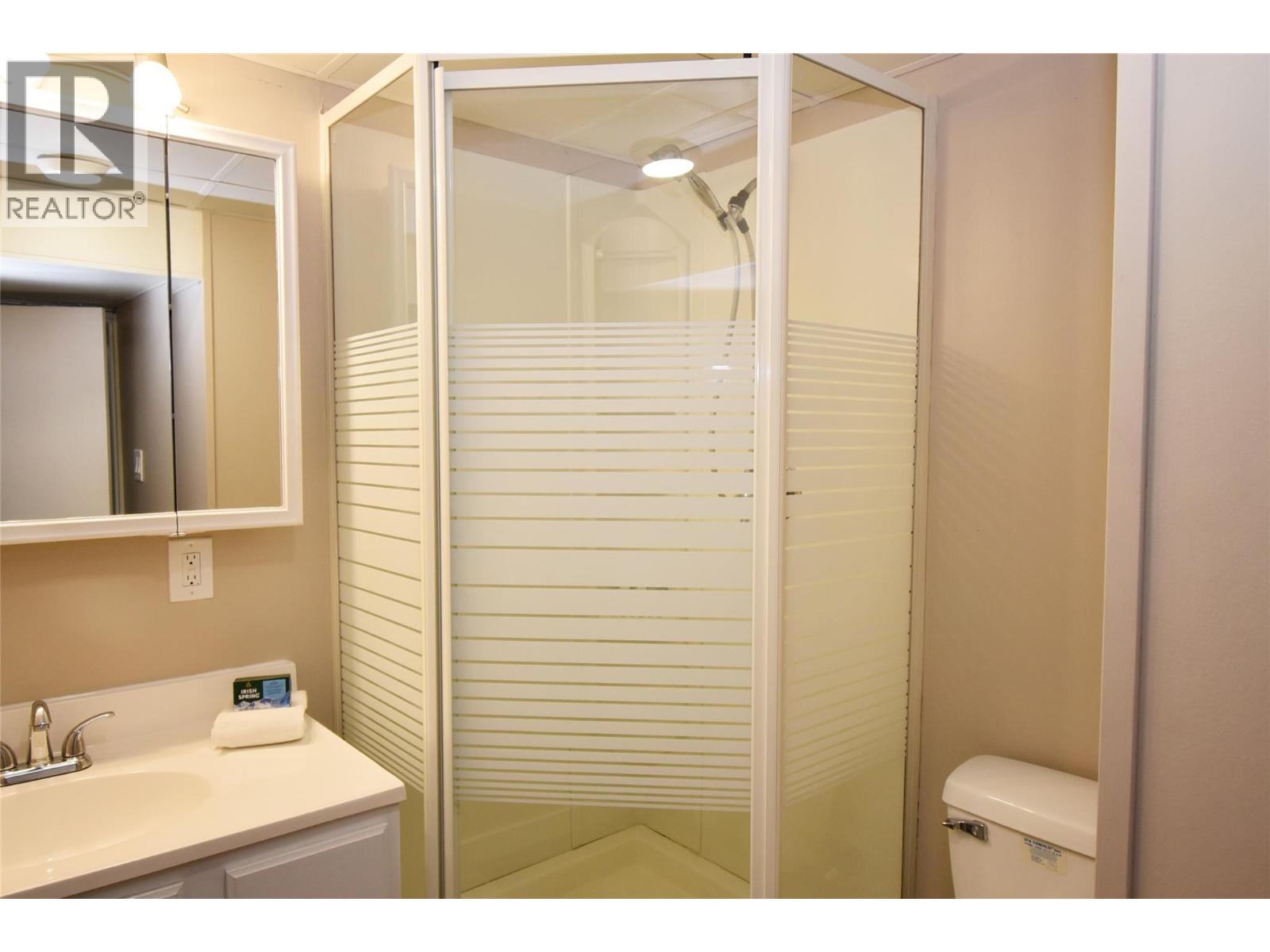 3930 26 Street, Vernon, BC - Indoor Photo Showing Bathroom