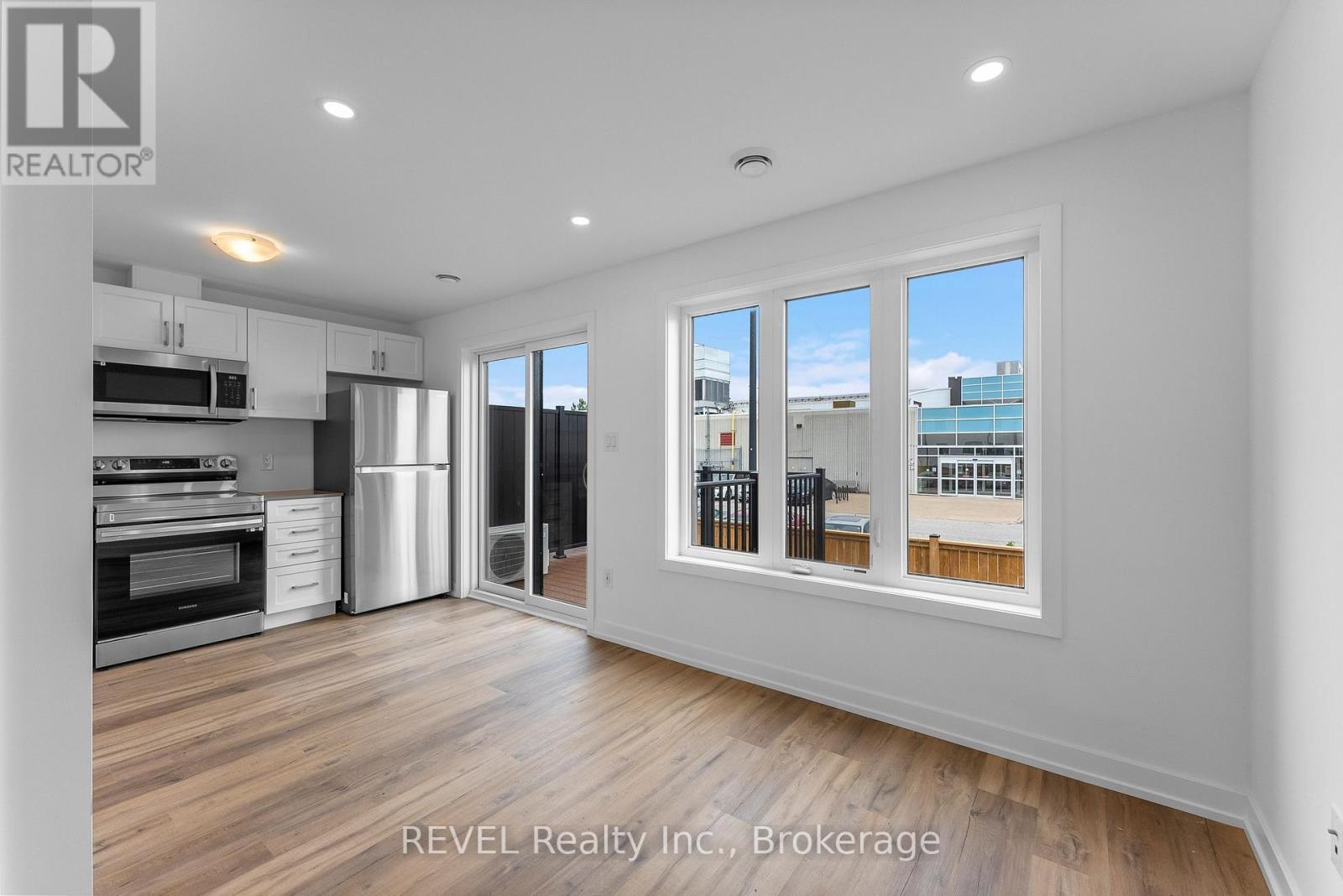 622 - 4263 Fourth Avenue, Niagara Falls (Downtown), ON - Indoor Photo Showing Kitchen With Stainless Steel Kitchen