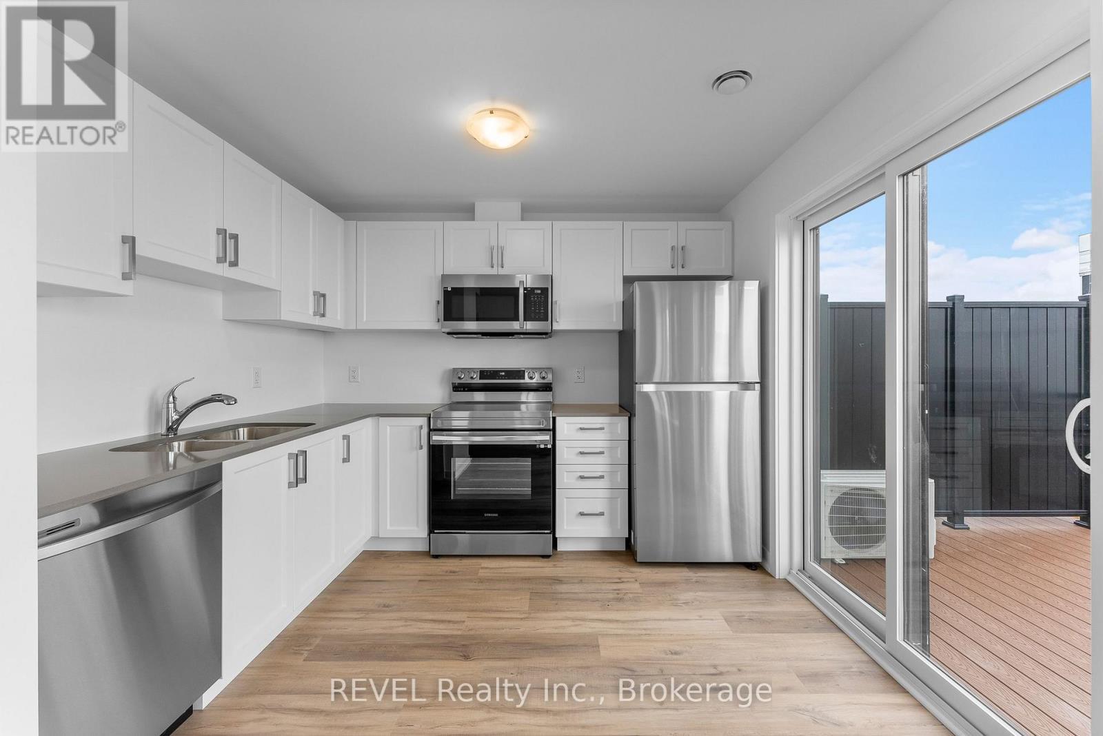 622 - 4263 Fourth Avenue, Niagara Falls (Downtown), ON - Indoor Photo Showing Kitchen With Stainless Steel Kitchen With Double Sink
