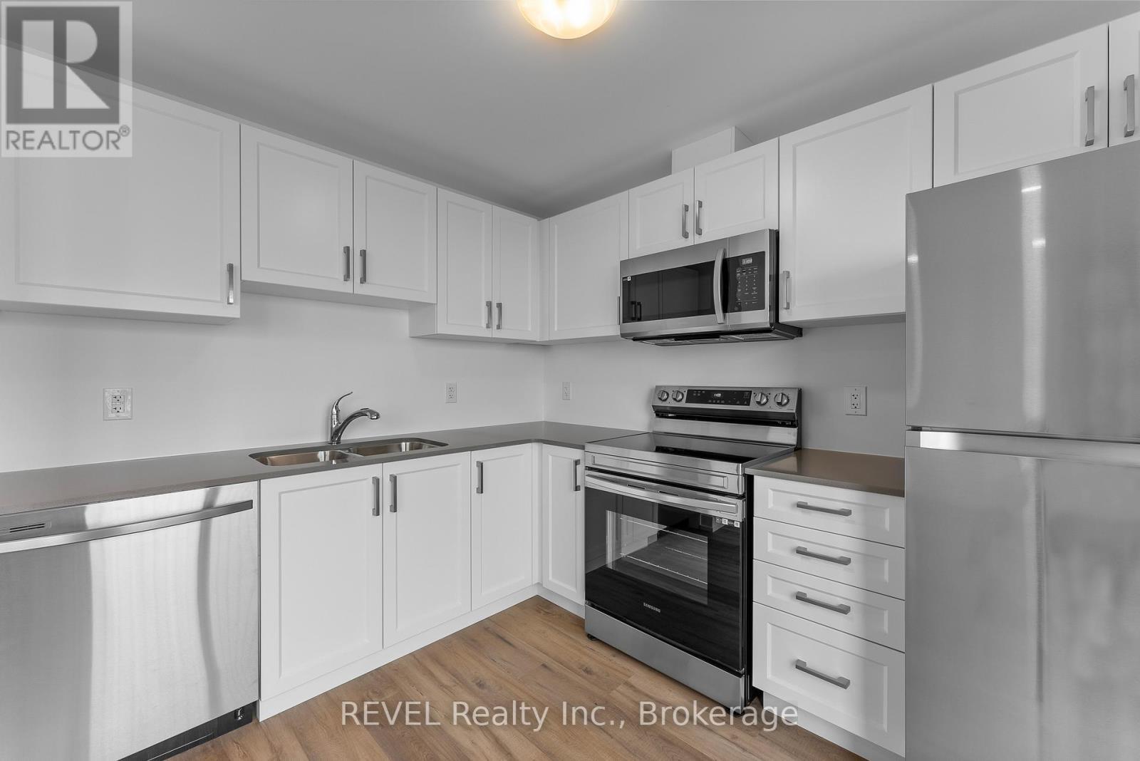 622 - 4263 Fourth Avenue, Niagara Falls (Downtown), ON - Indoor Photo Showing Kitchen With Stainless Steel Kitchen With Double Sink