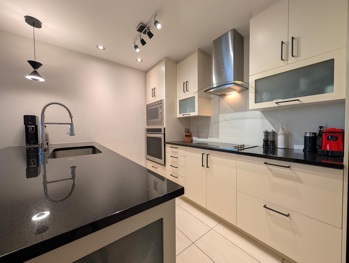 Cuisine - 1003-2875 Av. Du Cosmodôme, Laval (Chomedey), QC - Indoor Photo Showing Kitchen