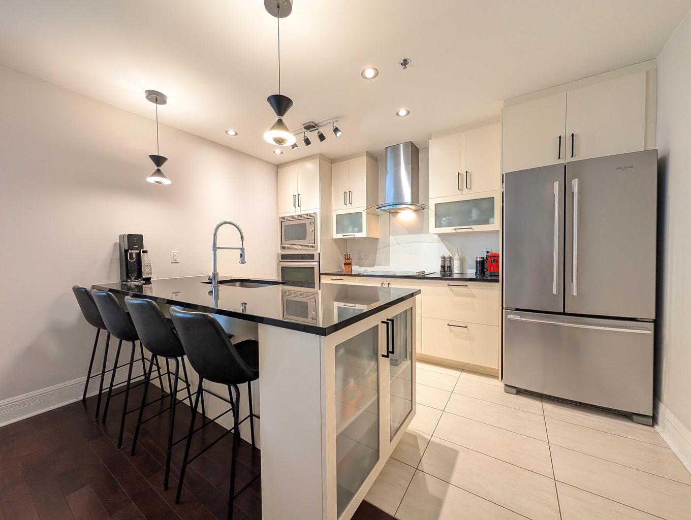 Cuisine - 1003-2875 Av. Du Cosmodôme, Laval (Chomedey), QC - Indoor Photo Showing Kitchen With Upgraded Kitchen
