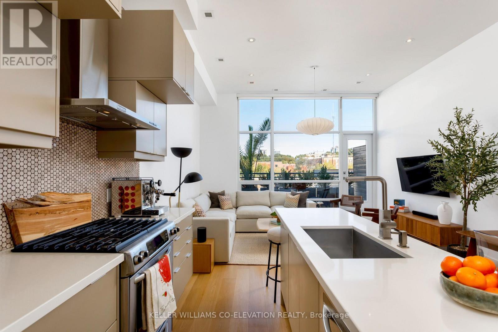204 - 483 Dupont Street, Toronto, ON - Indoor Photo Showing Kitchen With Upgraded Kitchen