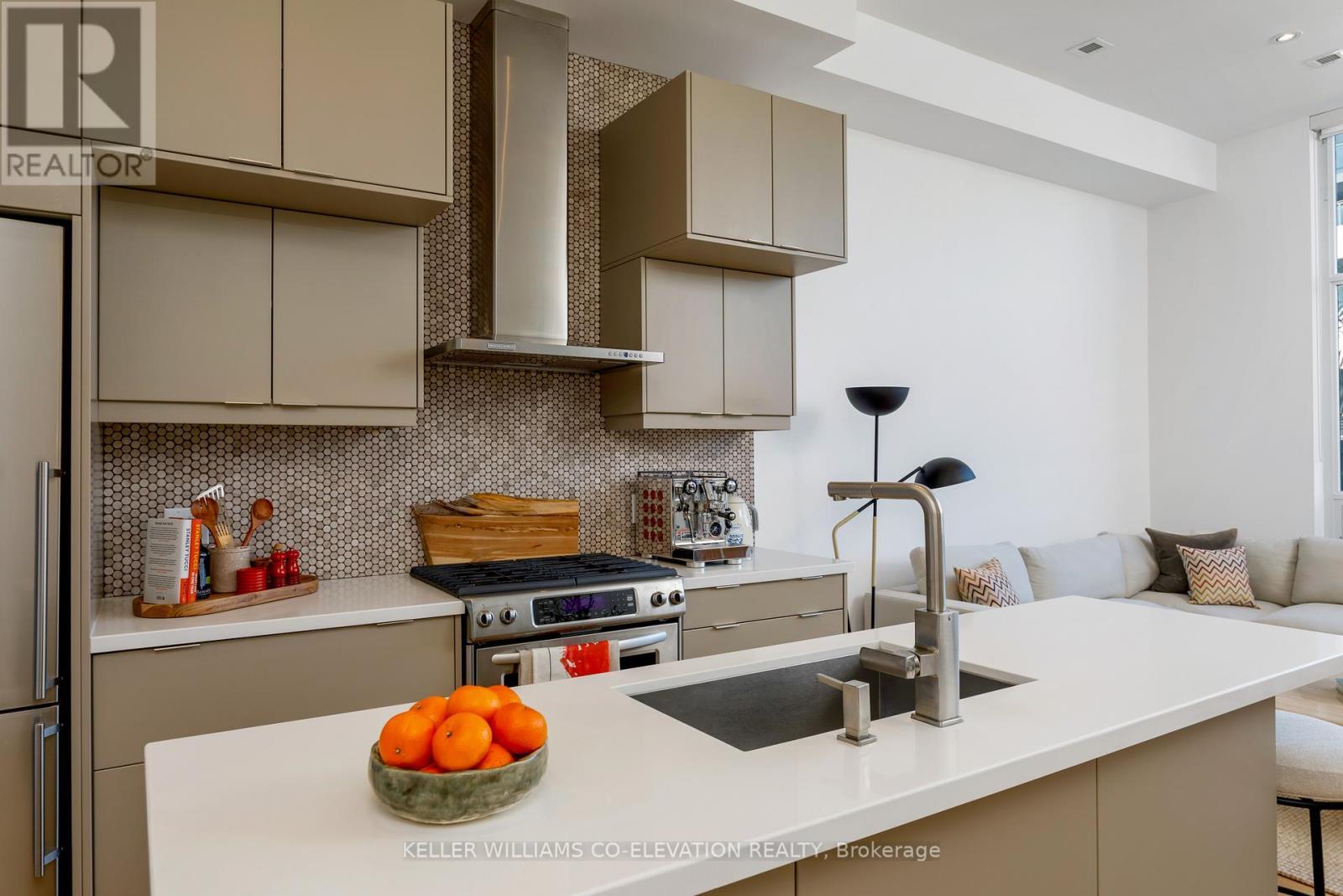 204 - 483 Dupont Street, Toronto, ON - Indoor Photo Showing Kitchen With Upgraded Kitchen