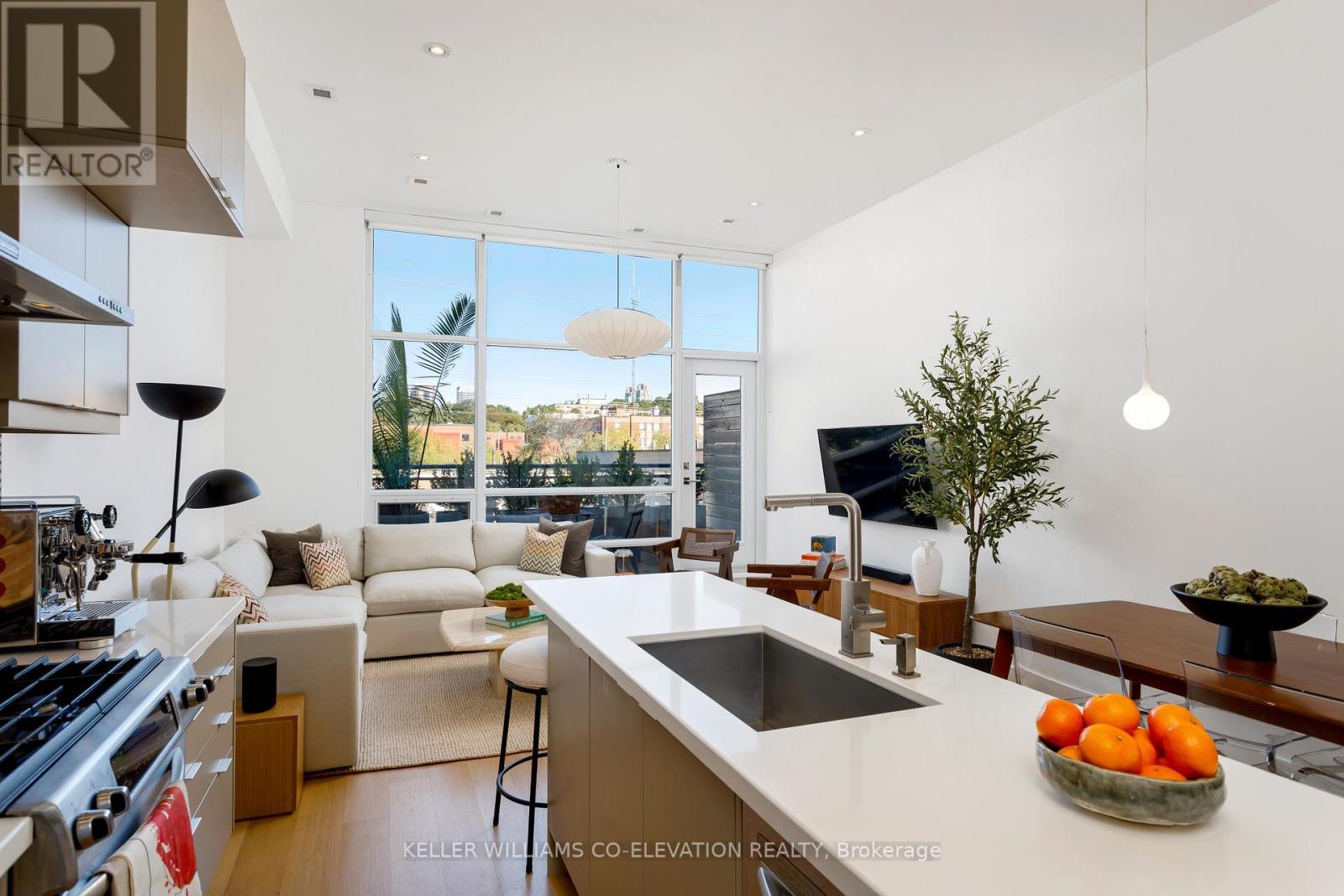 204 - 483 Dupont Street, Toronto, ON - Indoor Photo Showing Kitchen