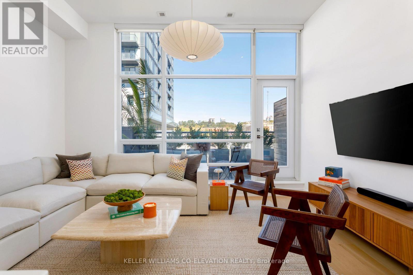 204 - 483 Dupont Street, Toronto, ON - Indoor Photo Showing Living Room