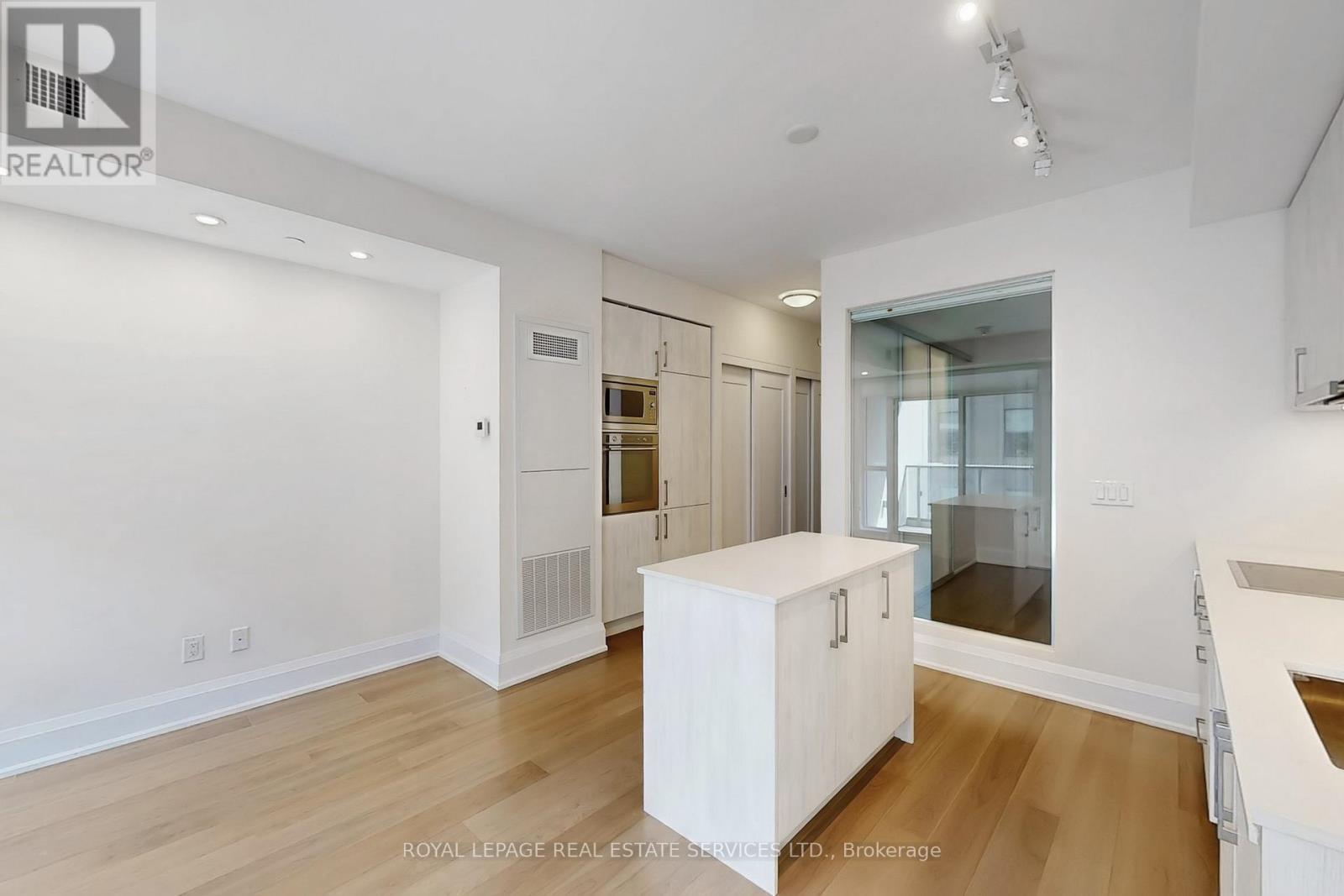 808 - 88 Cumberland Street, Toronto, ON - Indoor Photo Showing Kitchen