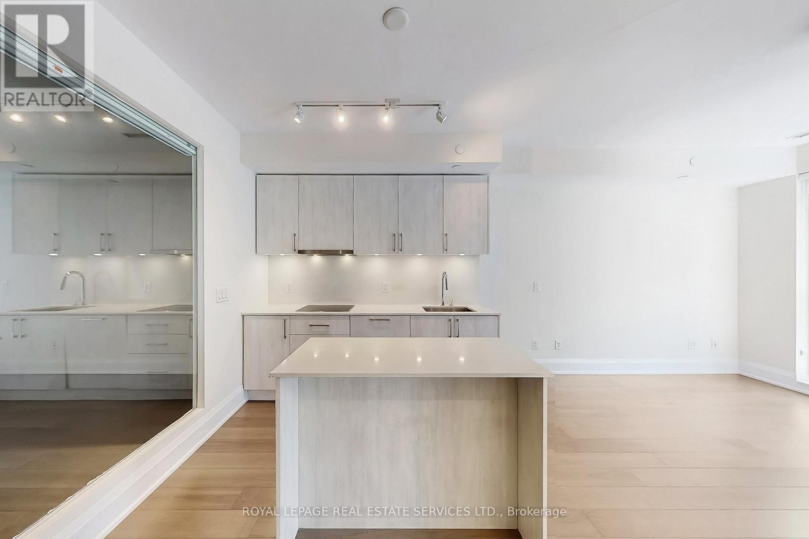 808 - 88 Cumberland Street, Toronto, ON - Indoor Photo Showing Kitchen