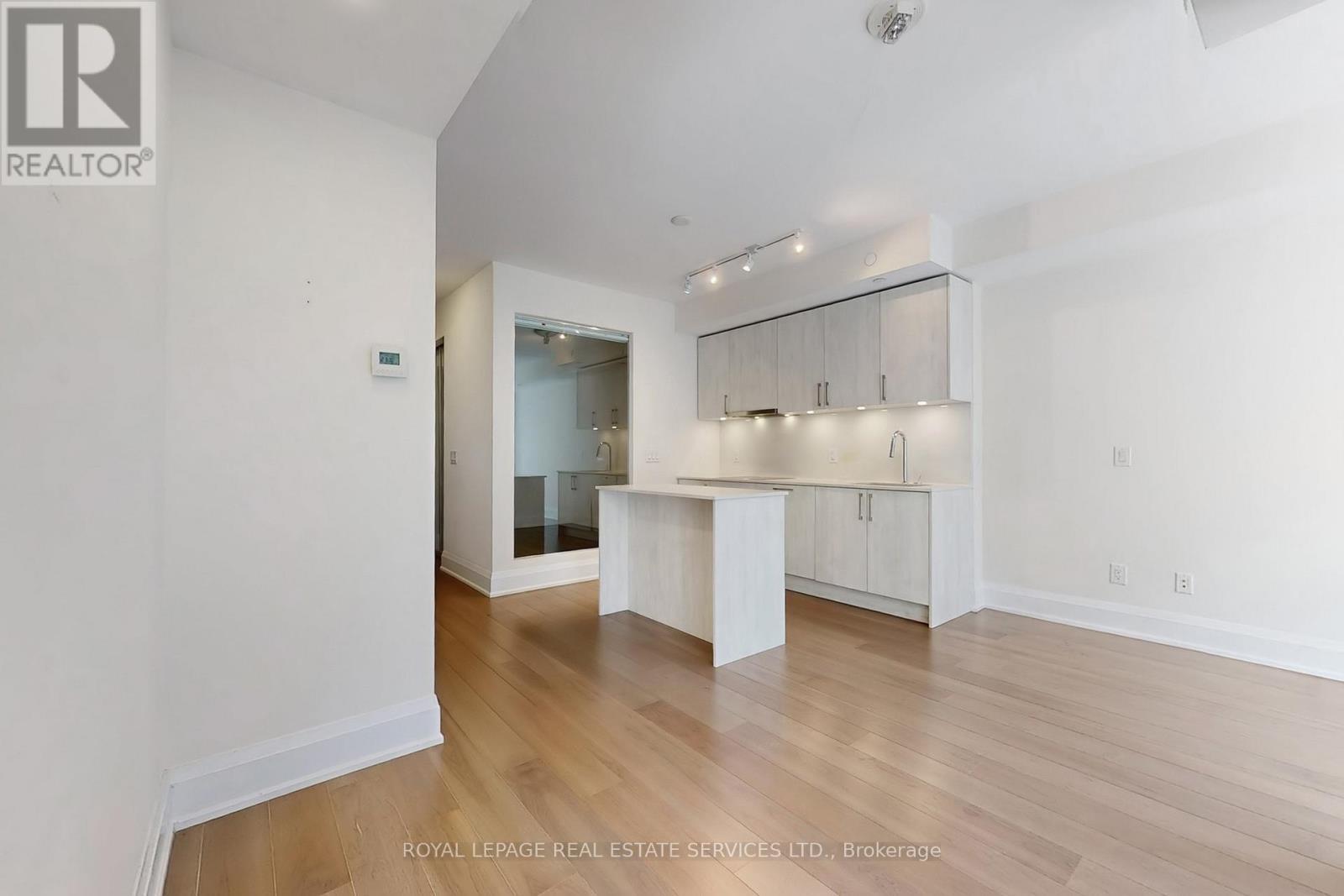 808 - 88 Cumberland Street, Toronto, ON - Indoor Photo Showing Kitchen