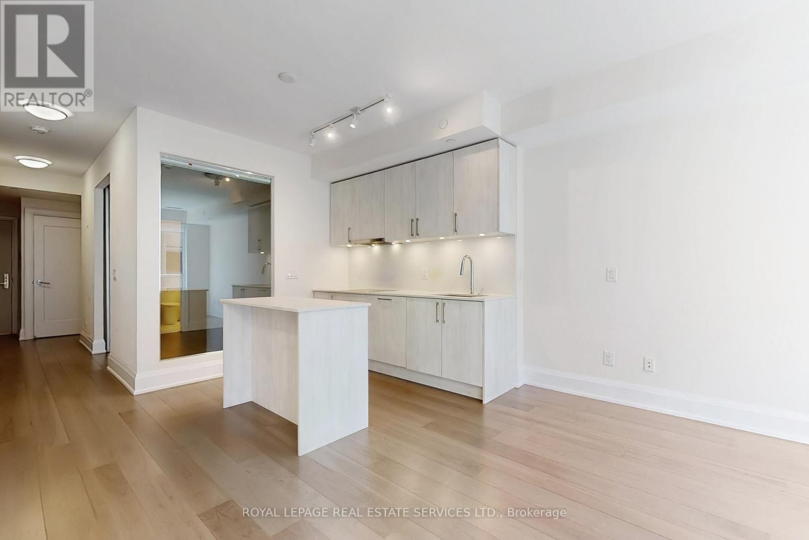 808 - 88 Cumberland Street, Toronto, ON - Indoor Photo Showing Kitchen