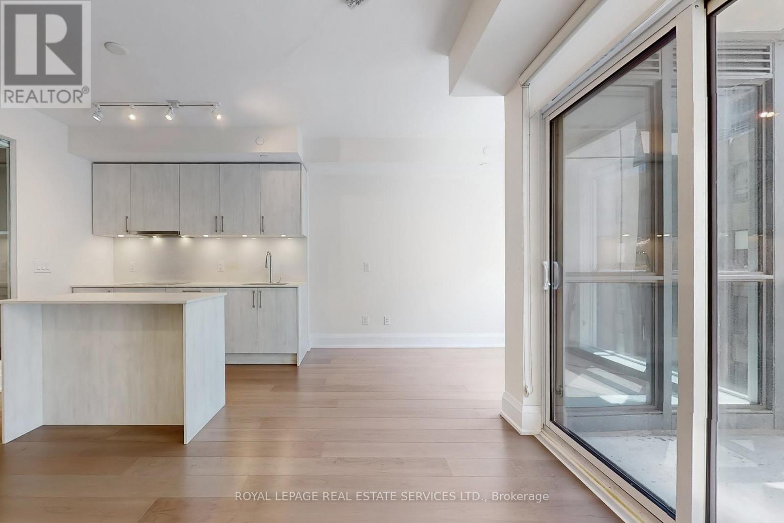 808 - 88 Cumberland Street, Toronto, ON - Indoor Photo Showing Kitchen