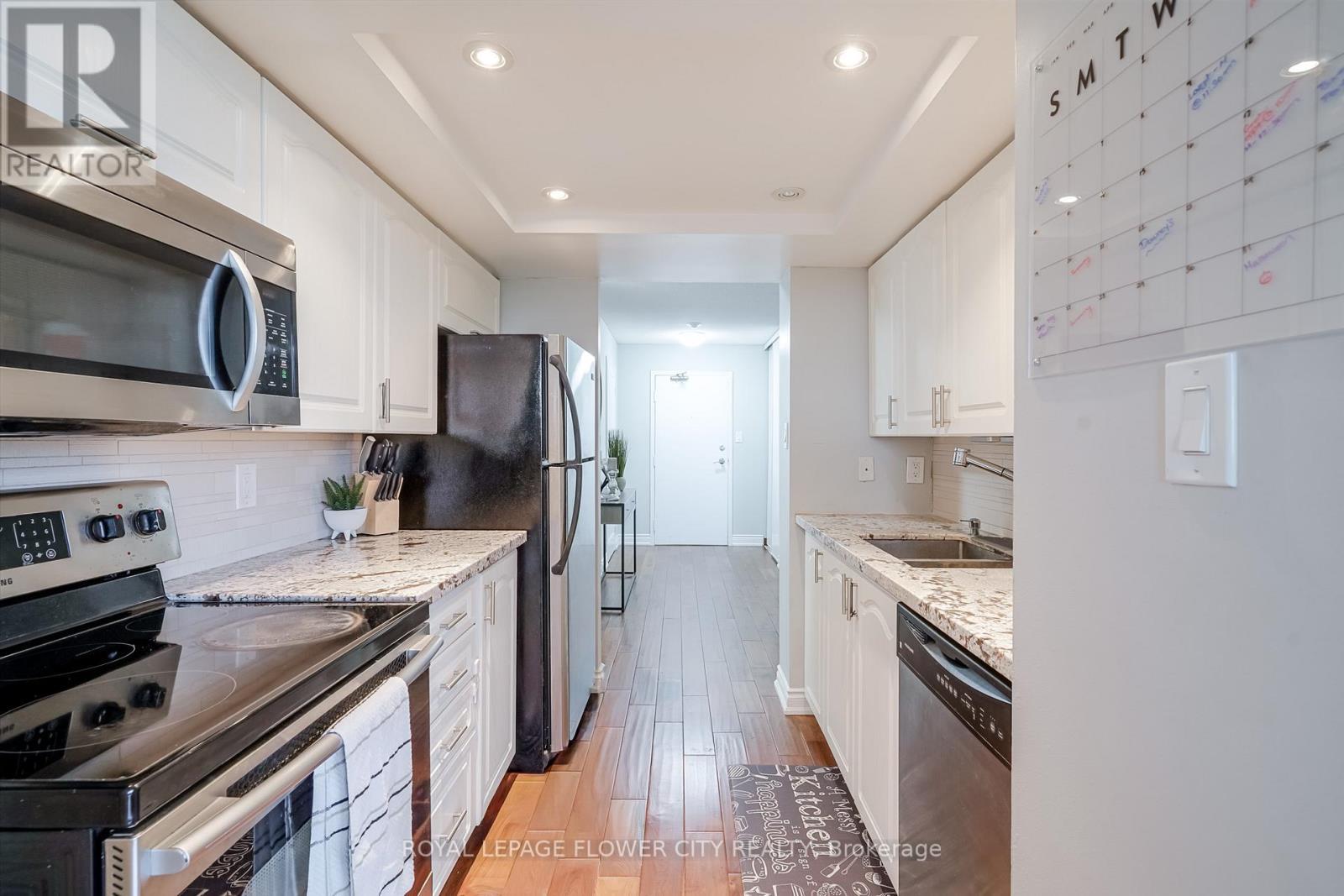 611 - 1 Rowntree Road N, Toronto, ON - Indoor Photo Showing Kitchen With Upgraded Kitchen