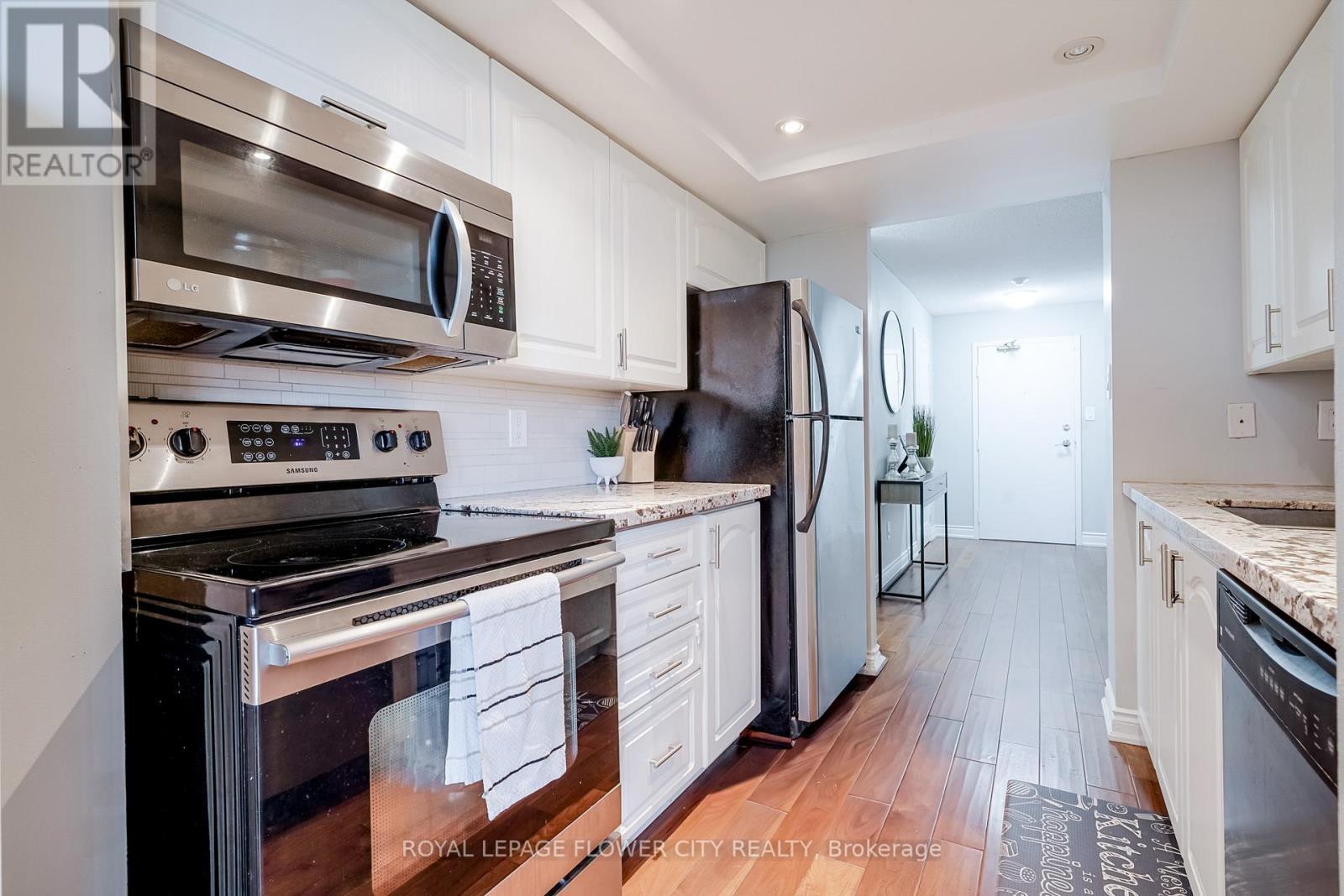 611 - 1 Rowntree Road N, Toronto, ON - Indoor Photo Showing Kitchen
