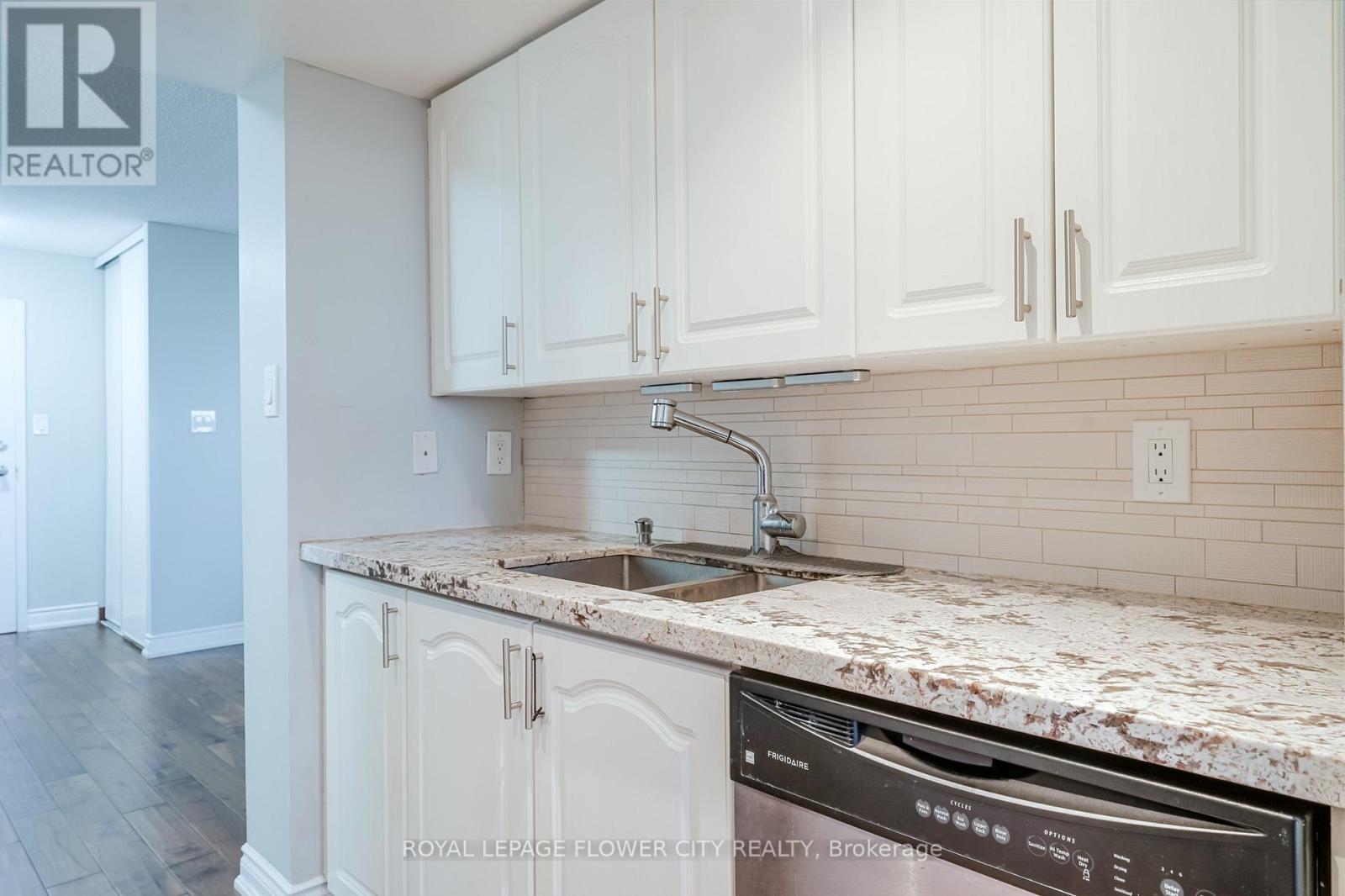 611 - 1 Rowntree Road N, Toronto, ON - Indoor Photo Showing Kitchen With Upgraded Kitchen