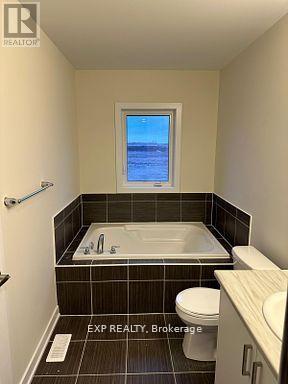 54 Rowlock Street, Welland, ON - Indoor Photo Showing Bathroom