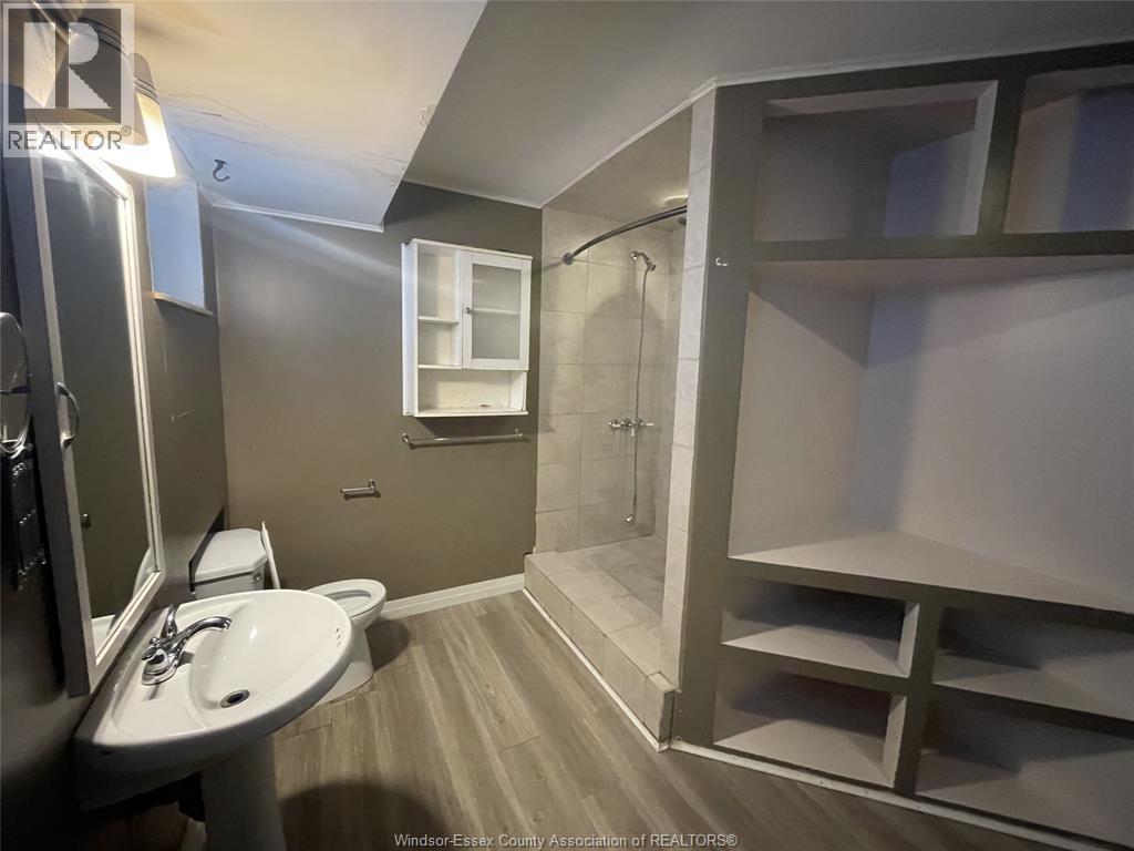 937 Bridge Avenue Unit# Lower, Windsor, ON - Indoor Photo Showing Bathroom