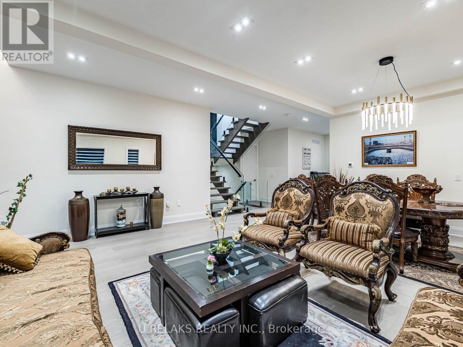 3081 Grenville Drive, Mississauga, ON - Indoor Photo Showing Living Room