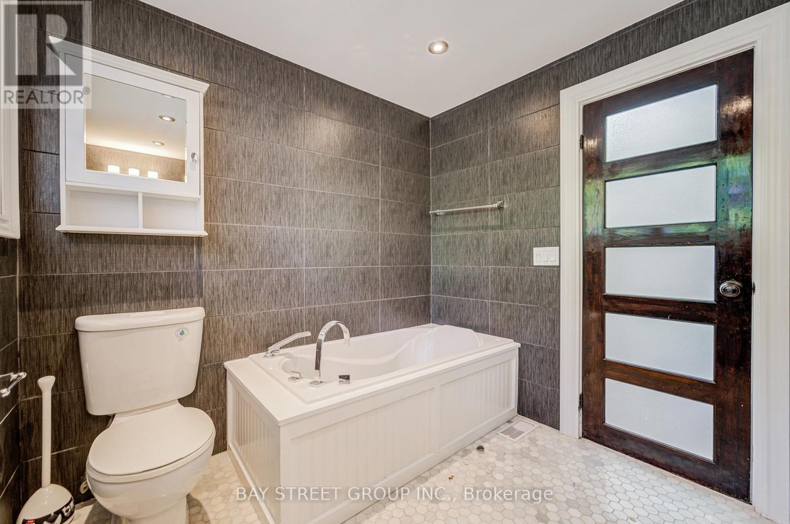 363 Lakeshore Road W, Oakville, ON - Indoor Photo Showing Bathroom