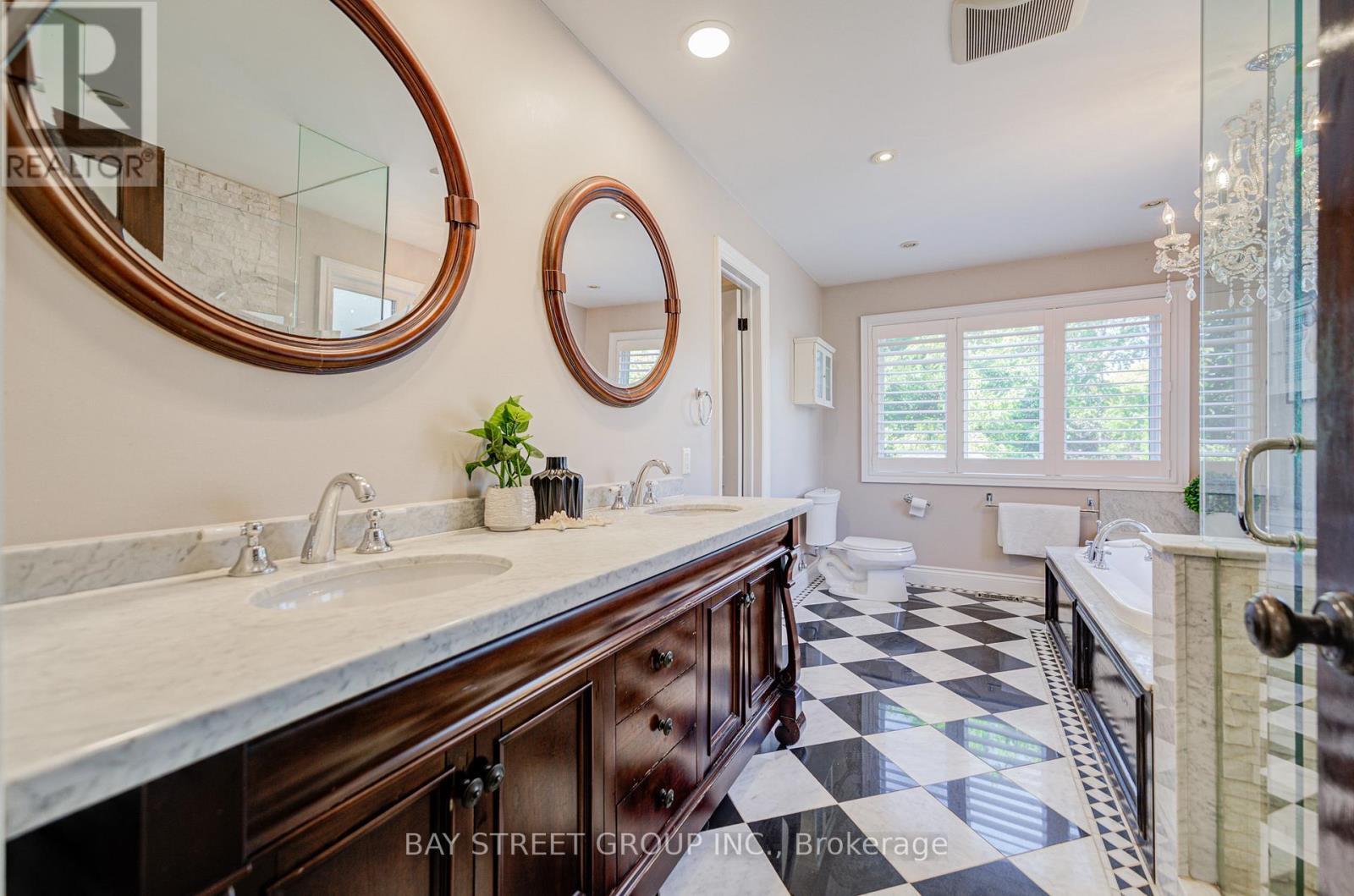 363 Lakeshore Road W, Oakville, ON - Indoor Photo Showing Bathroom