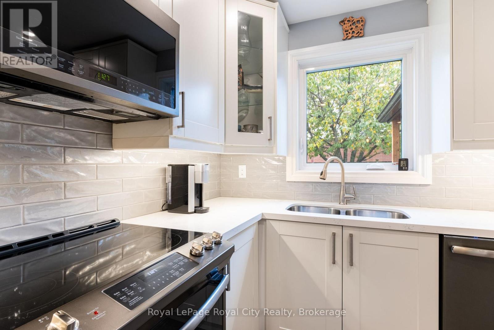 118 Stirling Macgregor Drive, Cambridge, ON - Indoor Photo Showing Kitchen With Double Sink