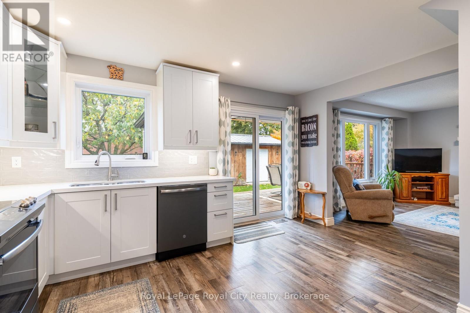 118 Stirling Macgregor Drive, Cambridge, ON - Indoor Photo Showing Kitchen
