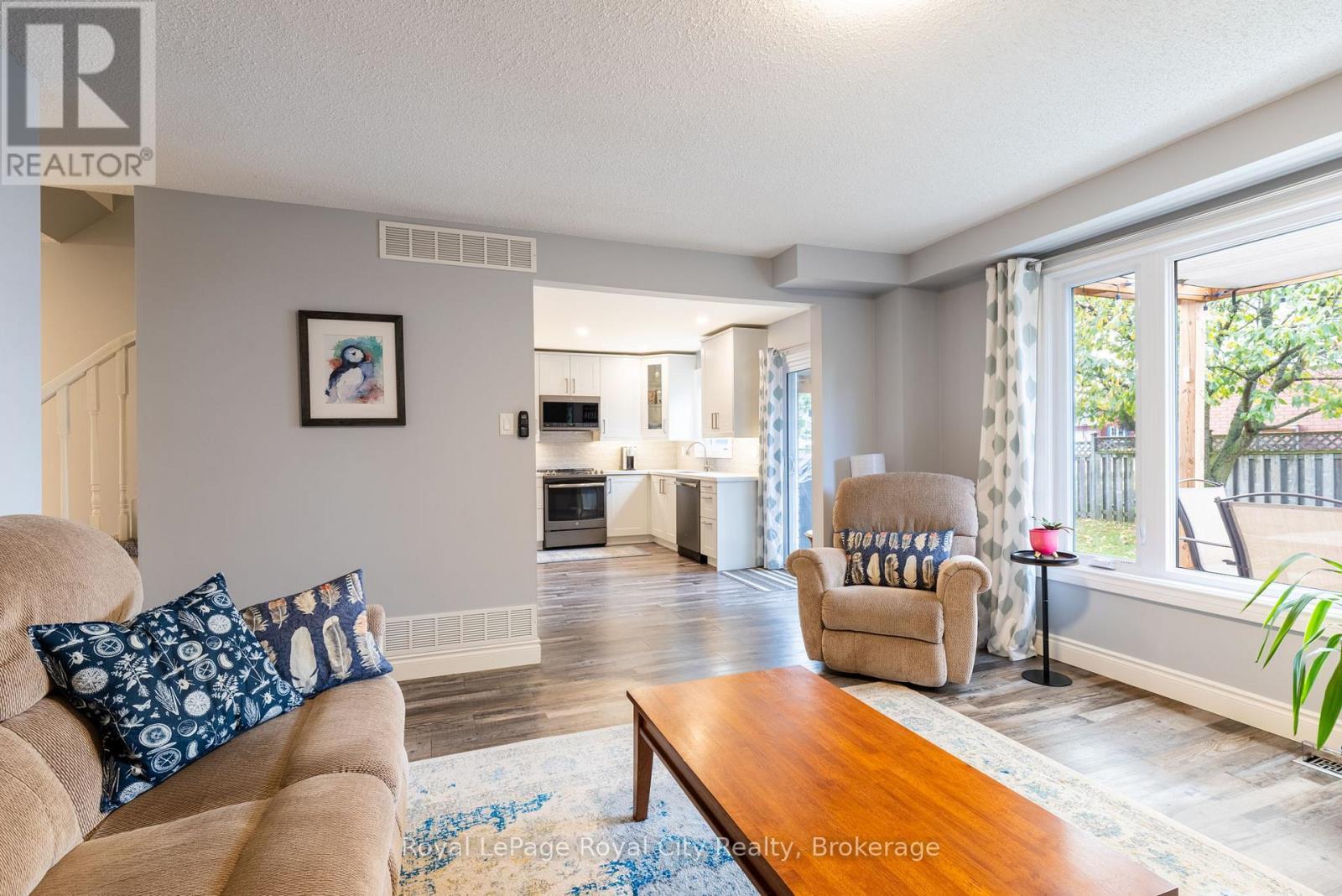 118 Stirling Macgregor Drive, Cambridge, ON - Indoor Photo Showing Living Room