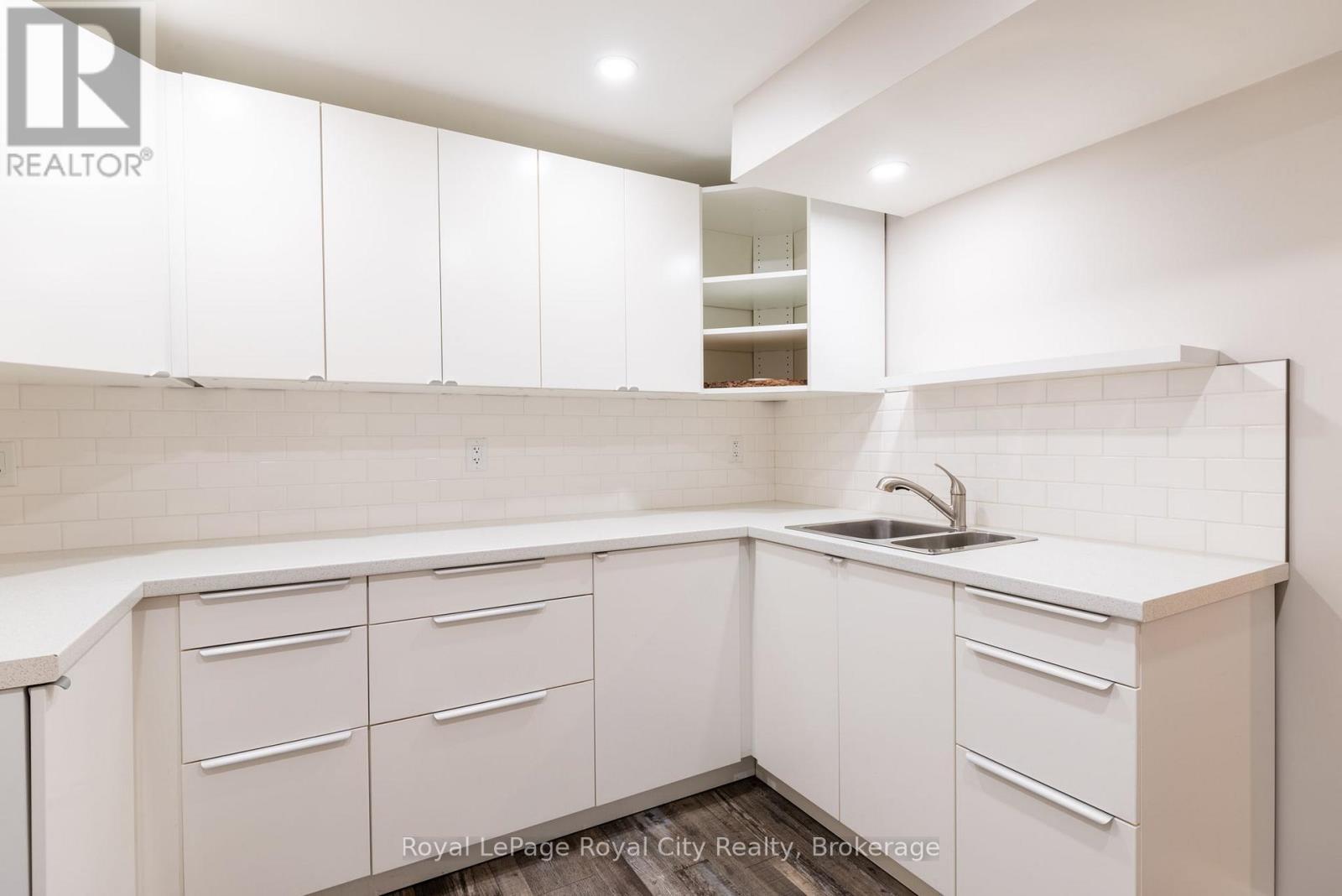 118 Stirling Macgregor Drive, Cambridge, ON - Indoor Photo Showing Kitchen With Double Sink