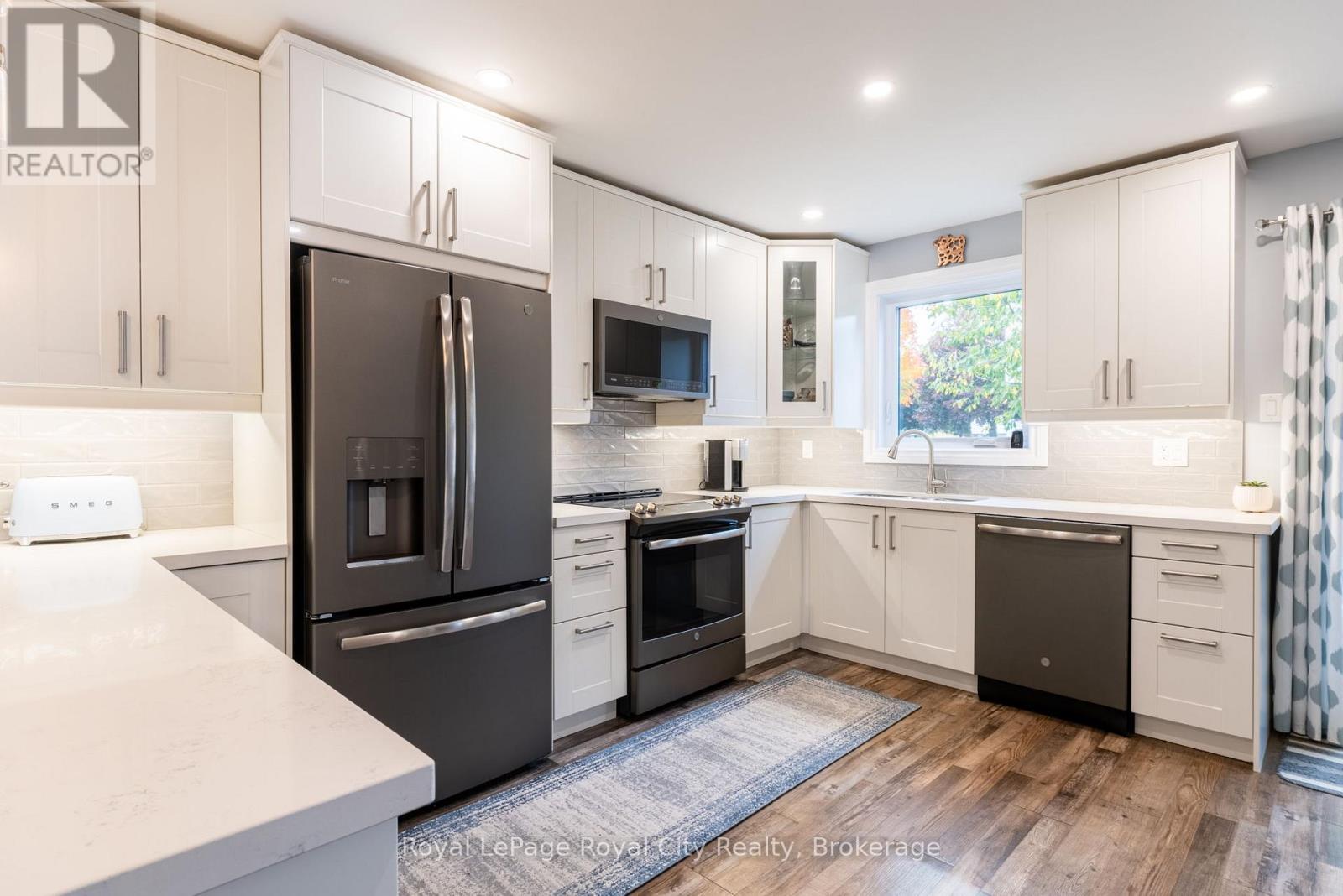 118 Stirling Macgregor Drive, Cambridge, ON - Indoor Photo Showing Kitchen