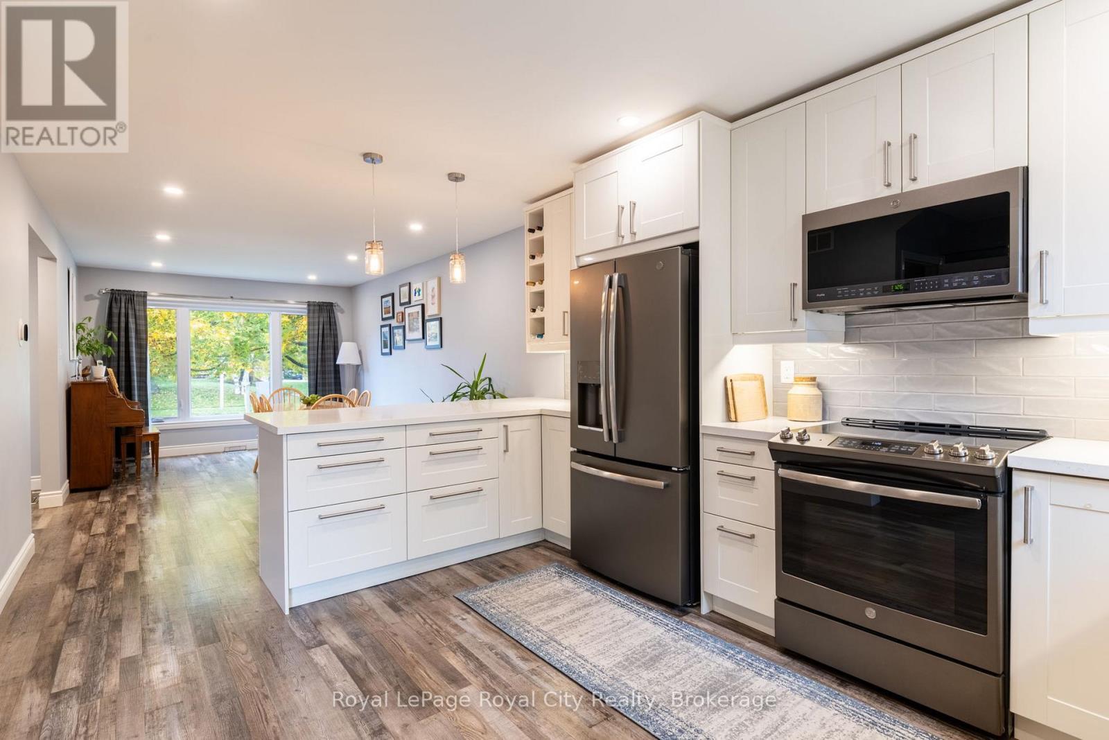 118 Stirling Macgregor Drive, Cambridge, ON - Indoor Photo Showing Kitchen With Upgraded Kitchen