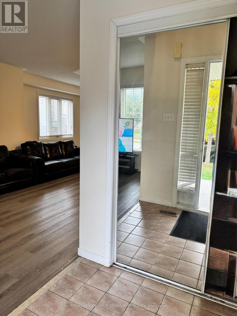 163 Flagstone Way, Newmarket, ON - Indoor Photo Showing Other Room